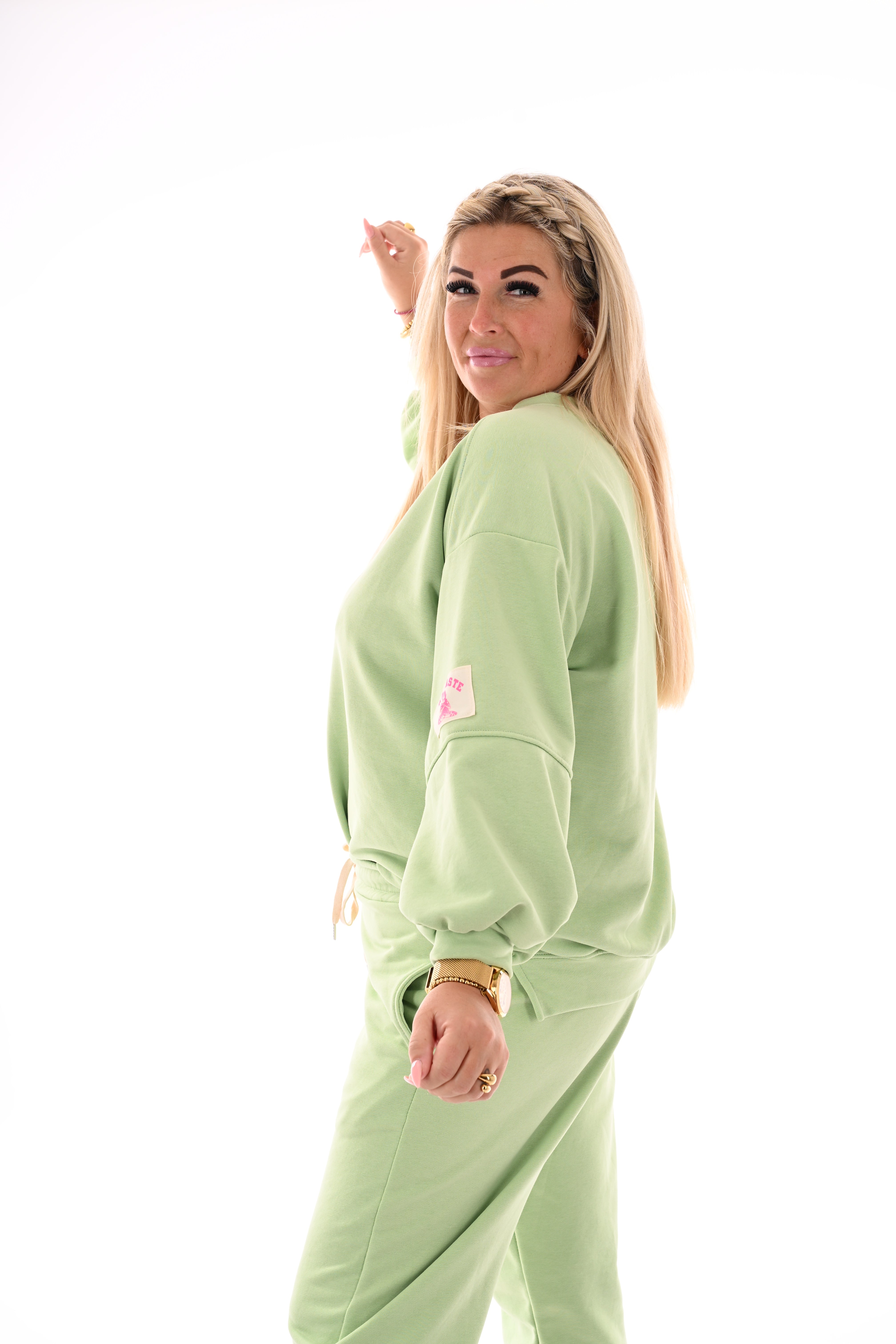 Tweedelig pak met pofmouwen en applicatie pistache