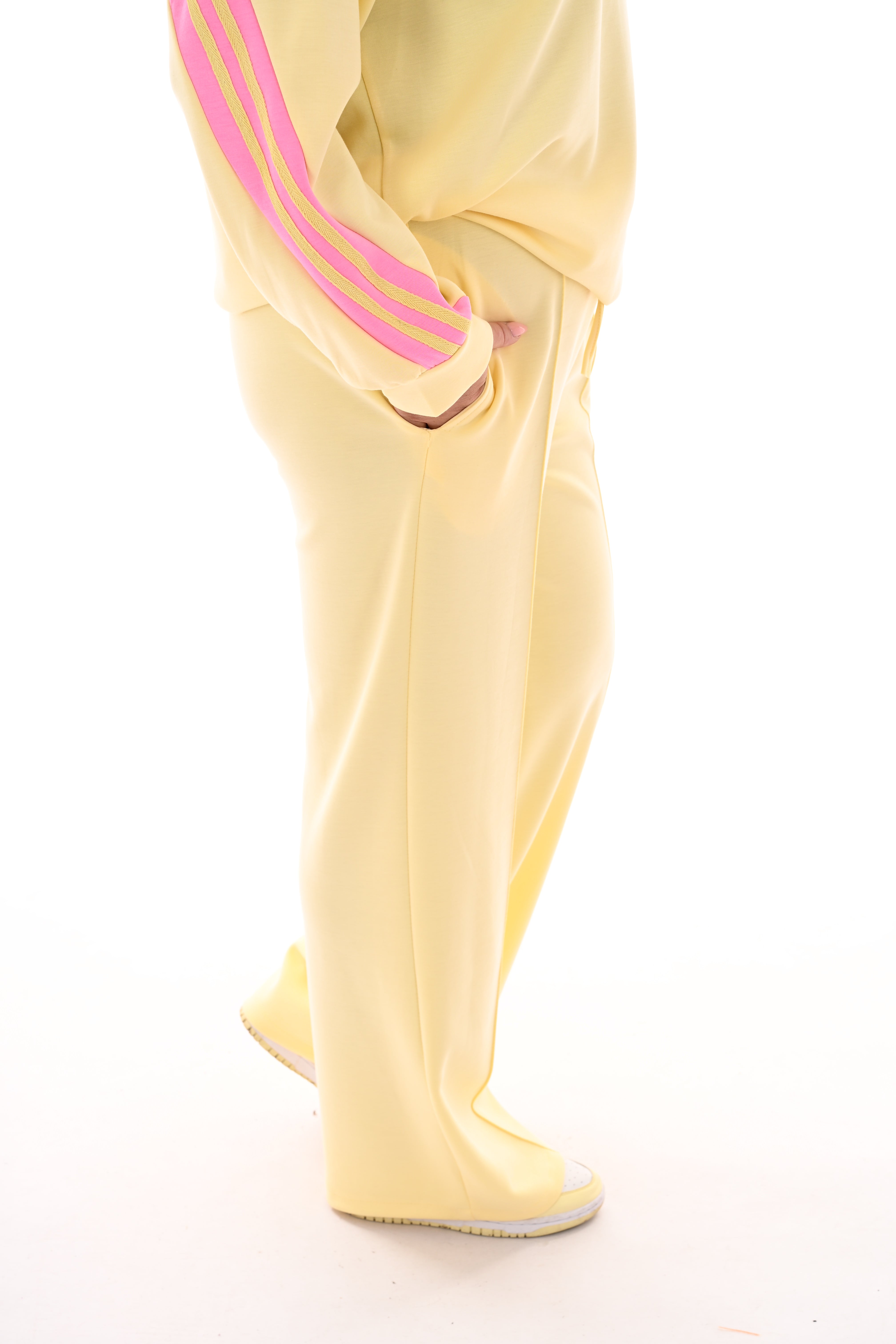 Wijde broek met naad lichtgeel