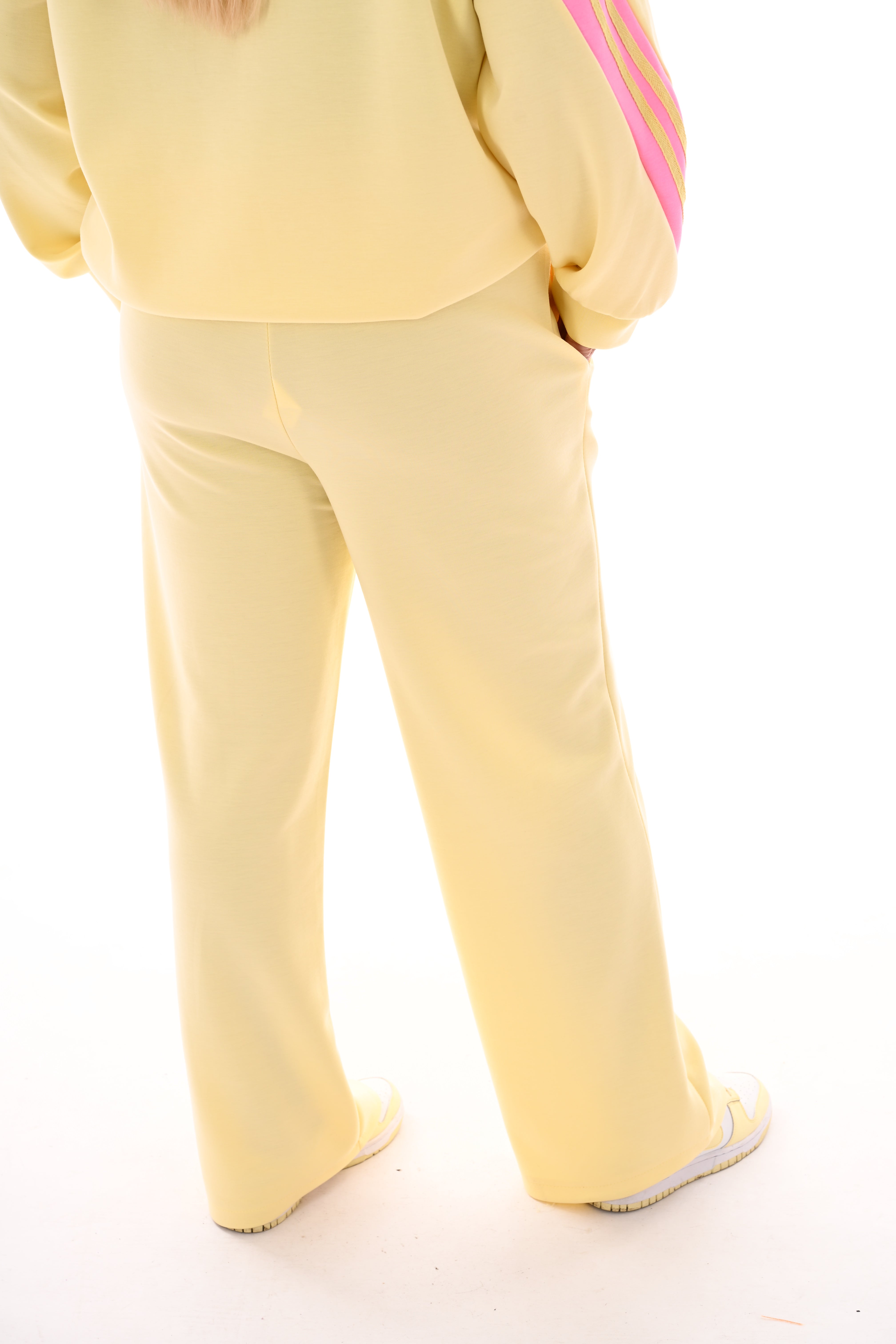 Wijde broek met naad lichtgeel