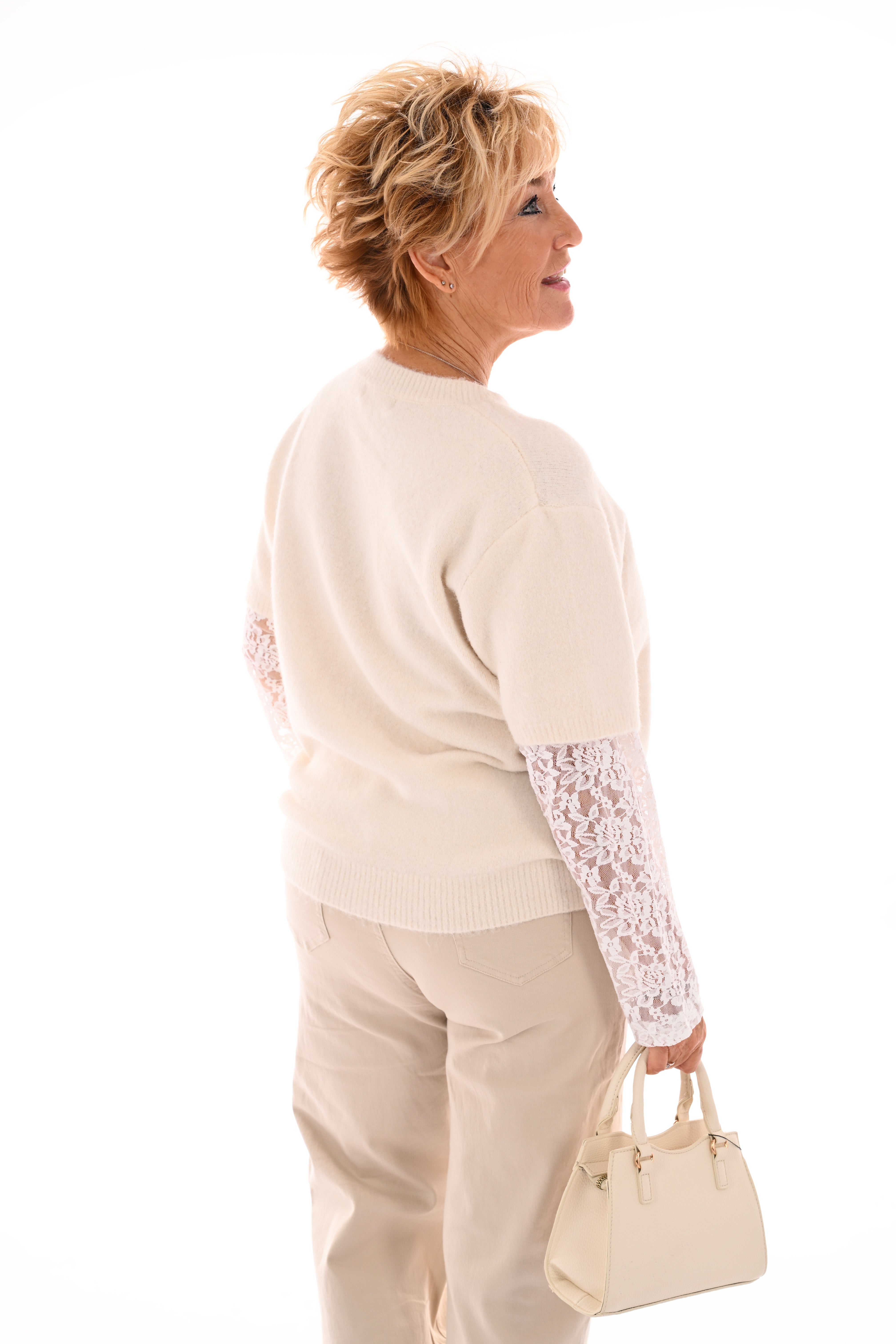 Fijn gebreide trui met kanten mouwen creme
