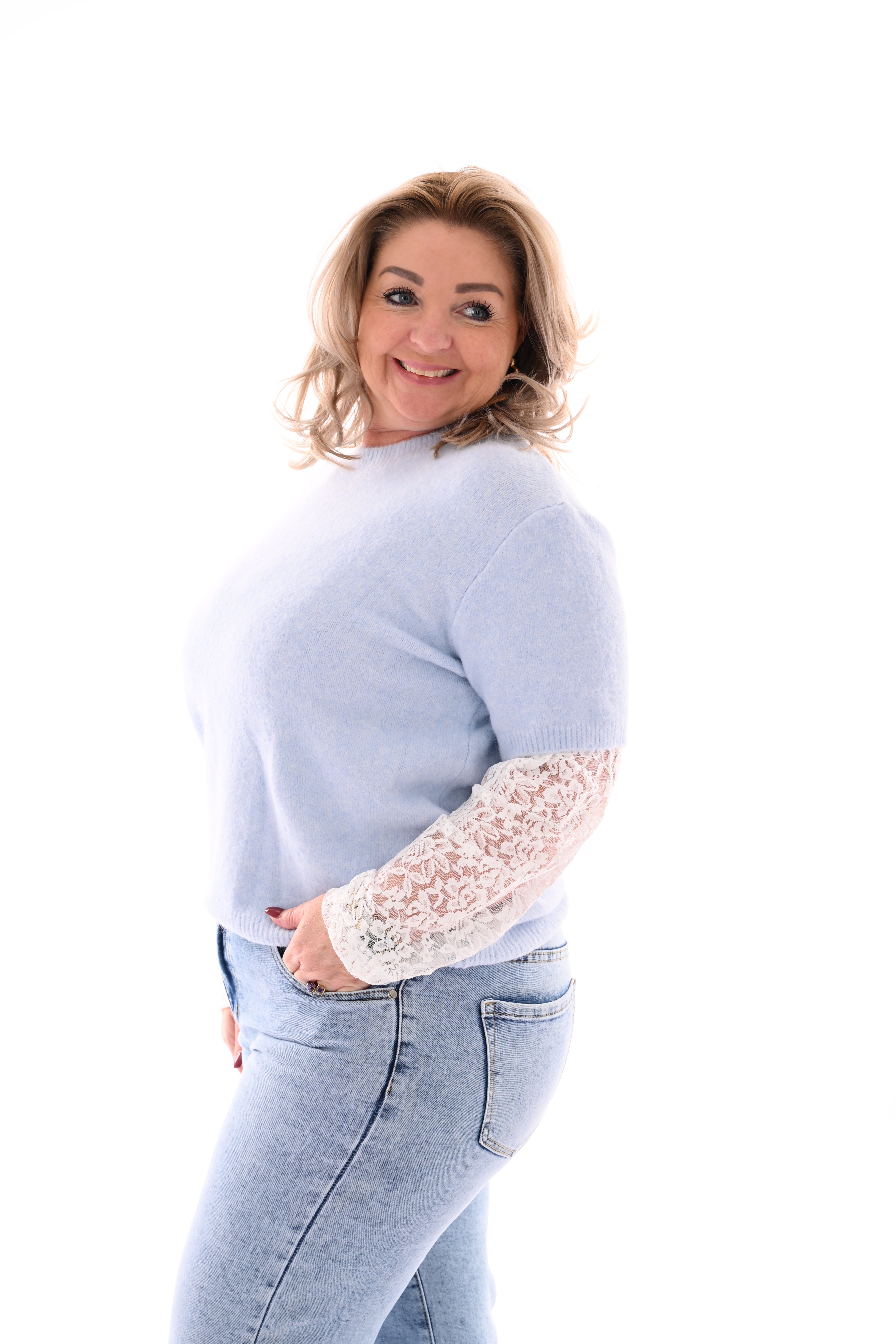 Fijn gebreide trui met kanten mouwen lichtblauw