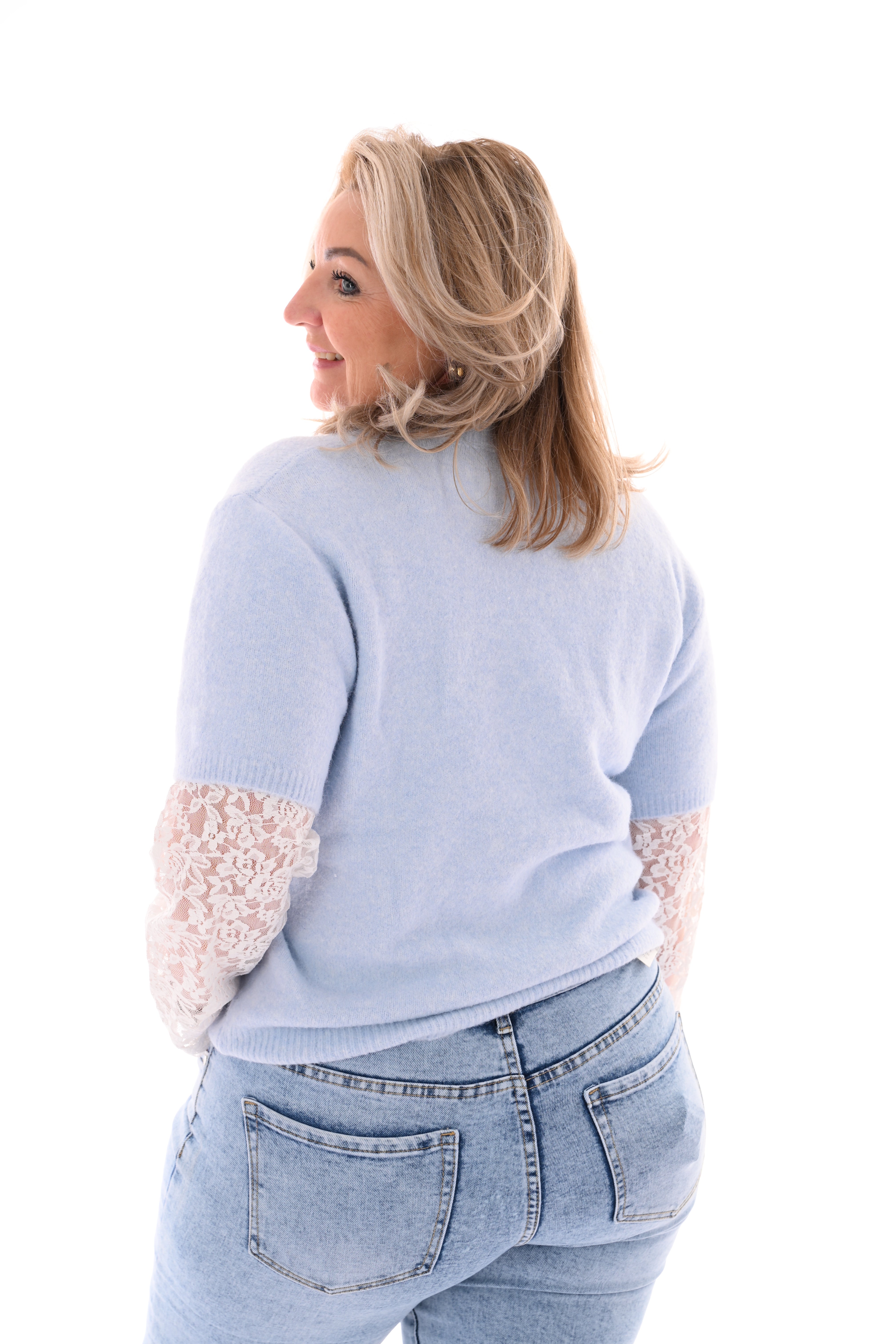 Fijn gebreide trui met kanten mouwen lichtblauw