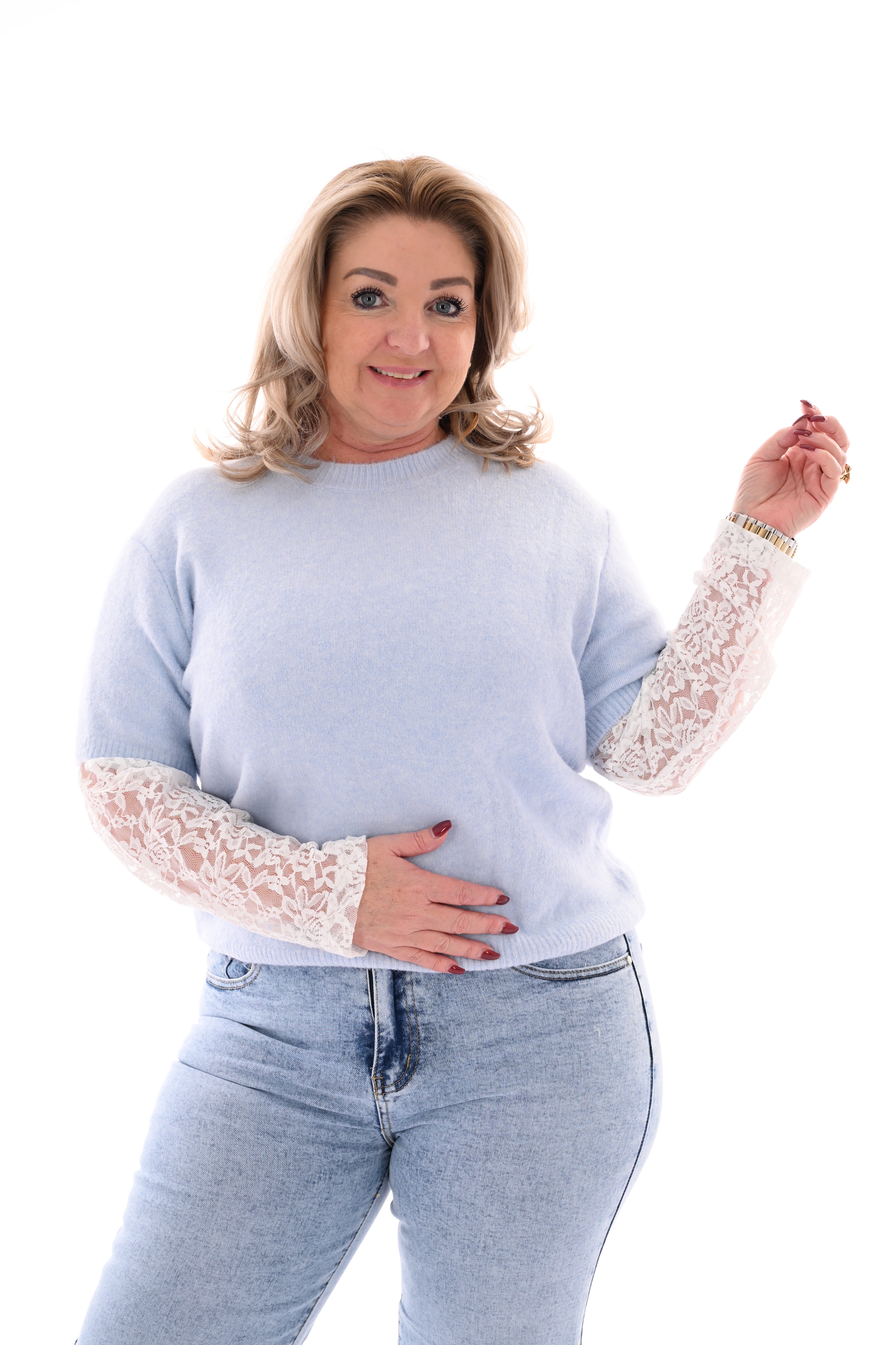 Fijn gebreide trui met kanten mouwen lichtblauw