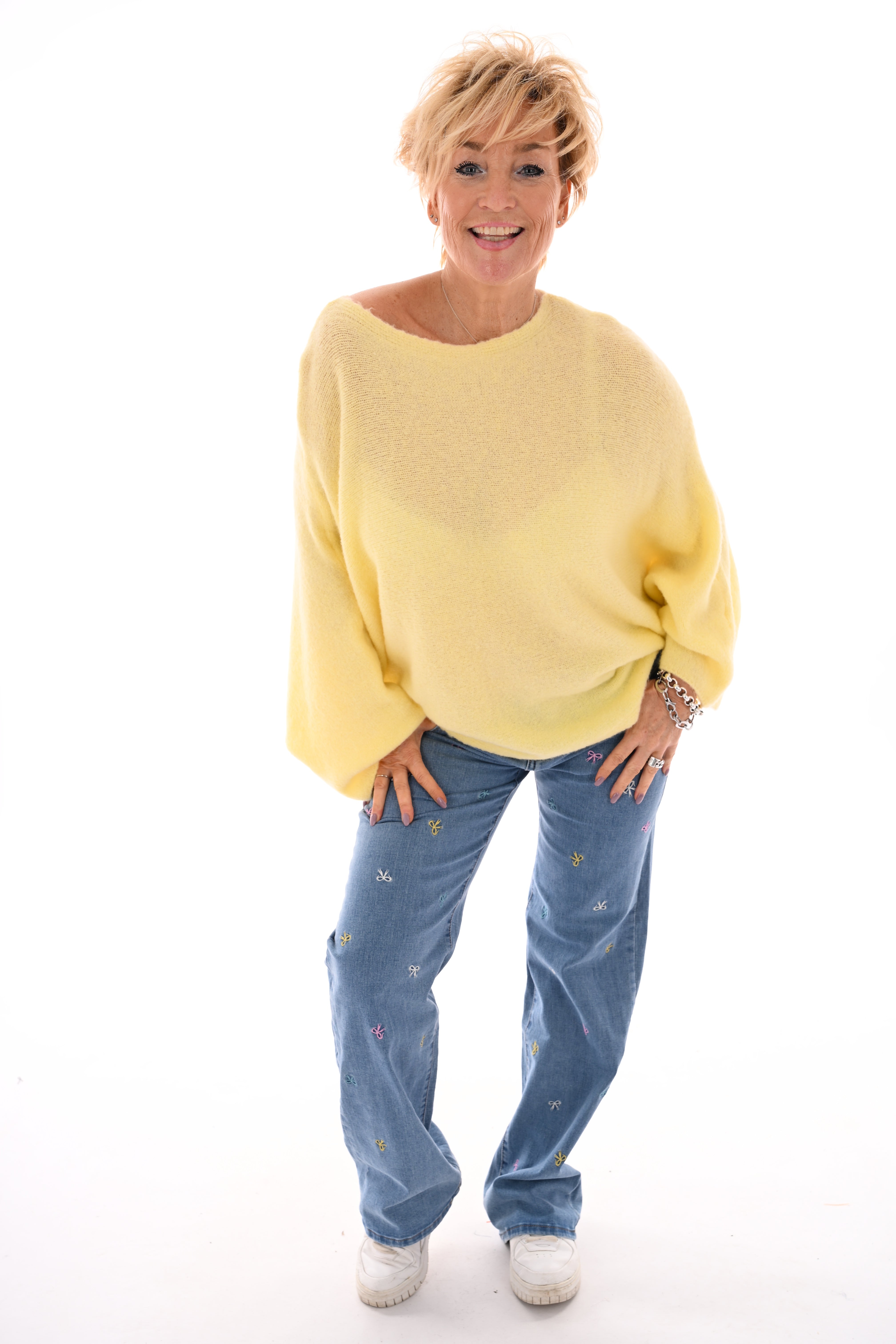 Fijn gebreide vleermuis trui uni botergeel