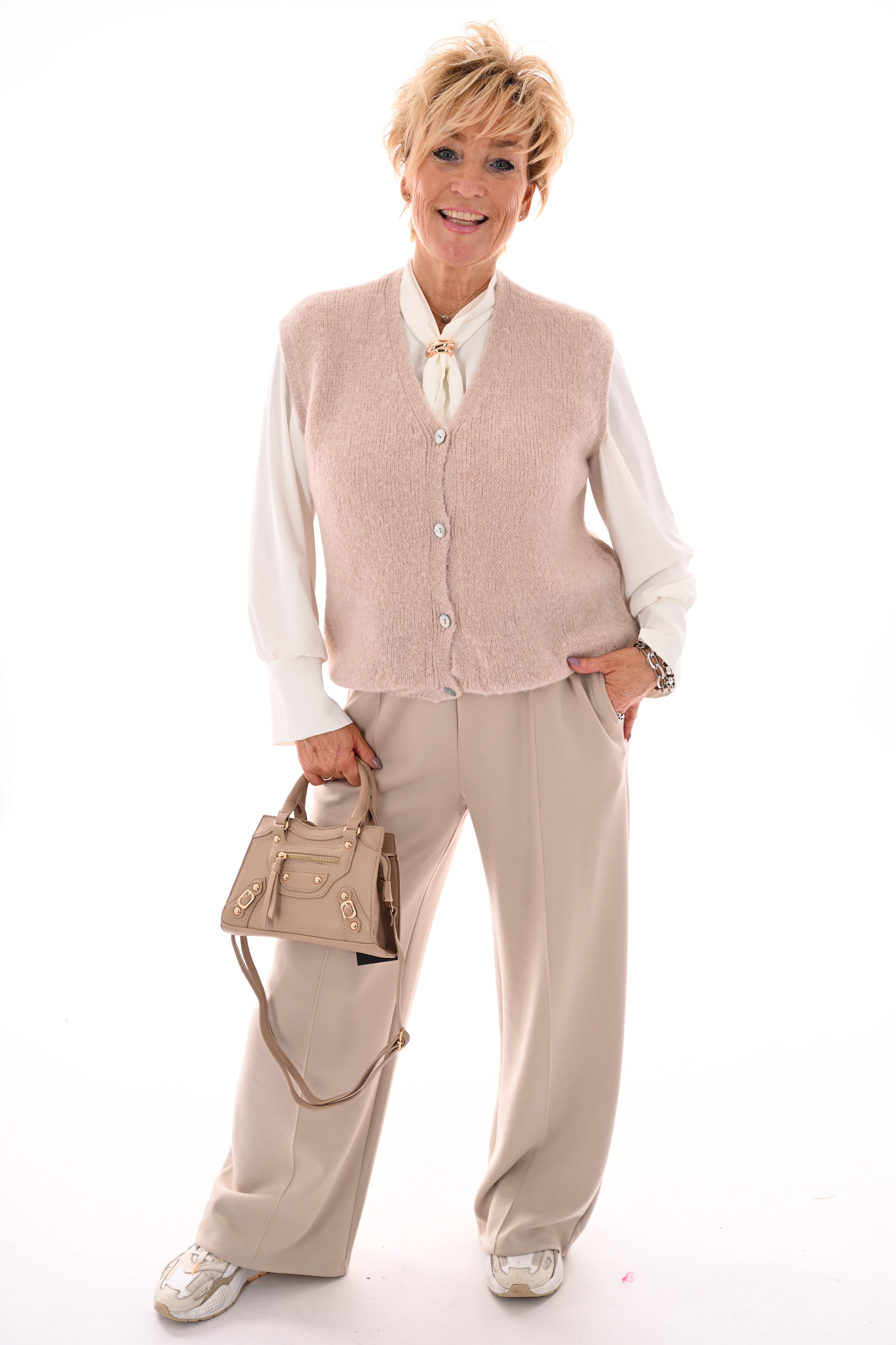 Fijn gebreid gilet met knopen beige