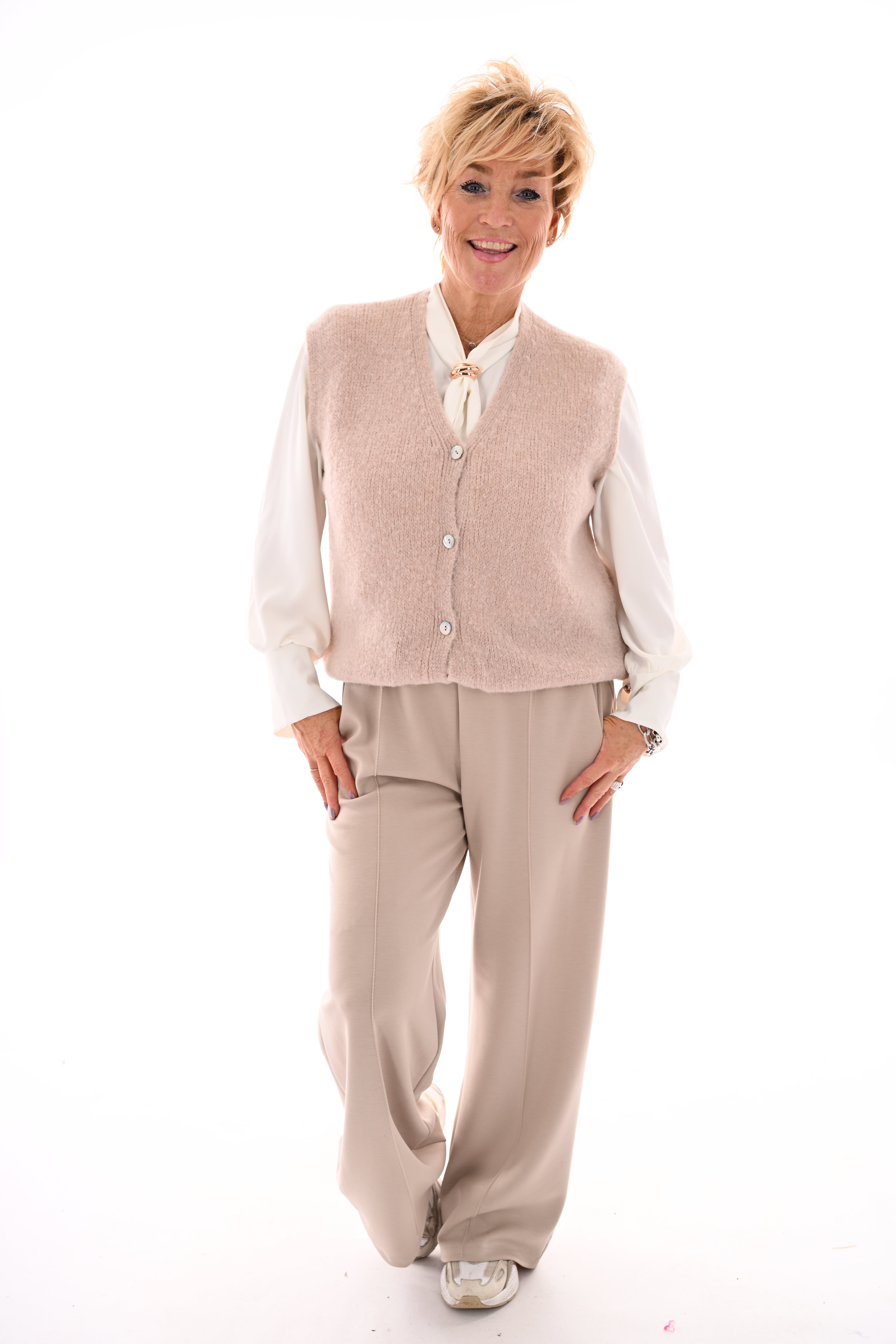 Fijn gebreid gilet met knopen beige