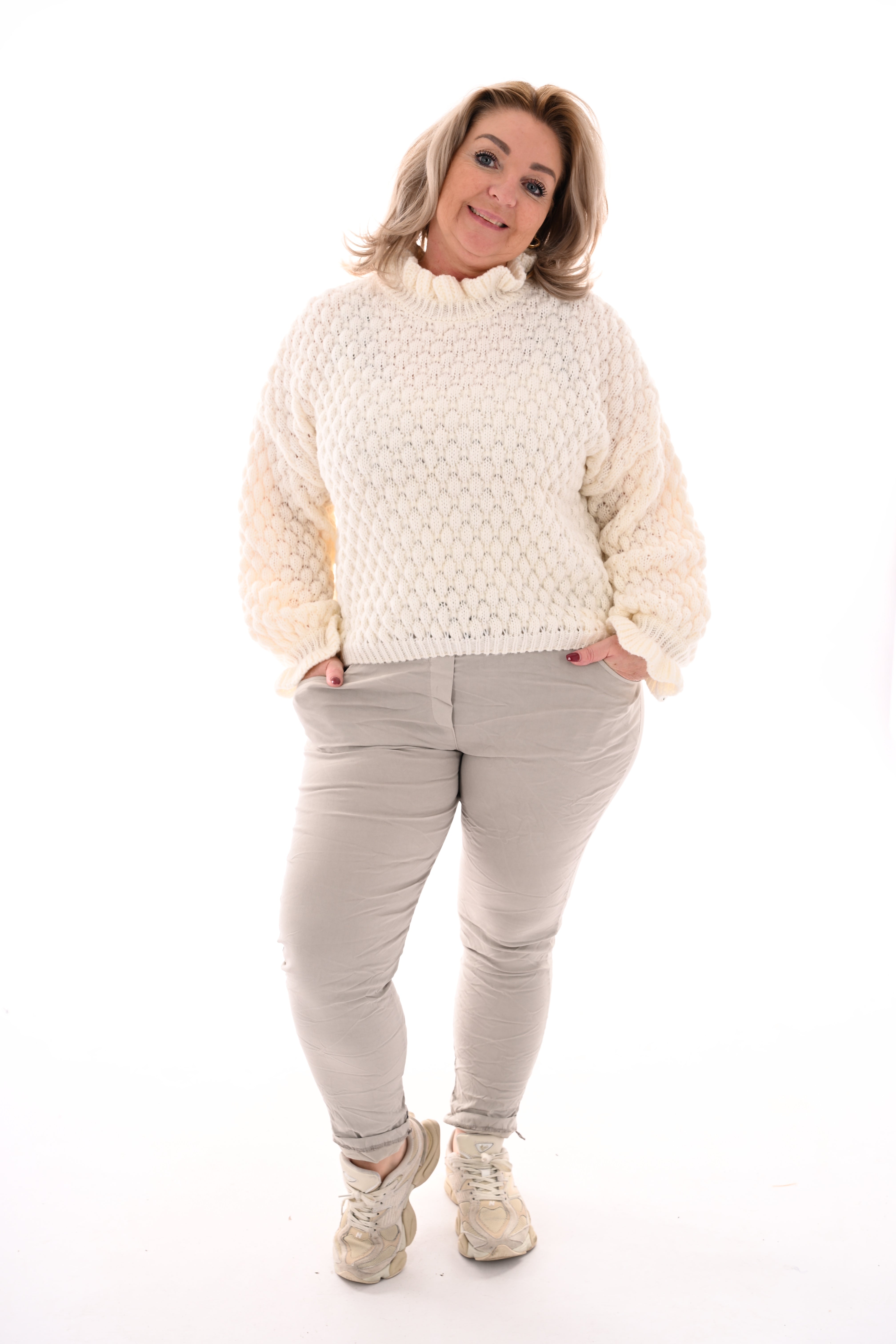 Structuur trui roezelmouwen roomwit