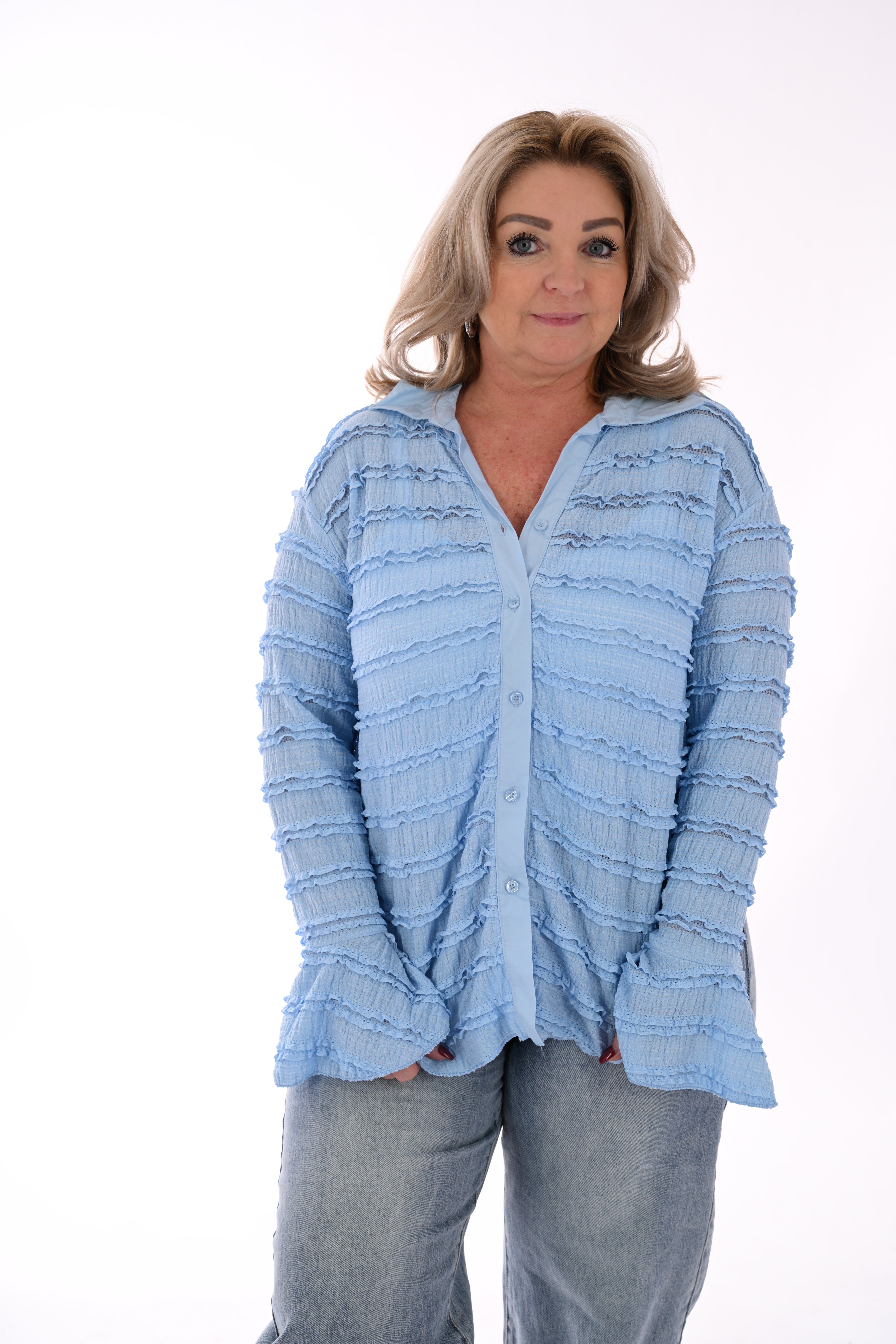 Doorknoop blouse ruffels en kraag lichtblauw