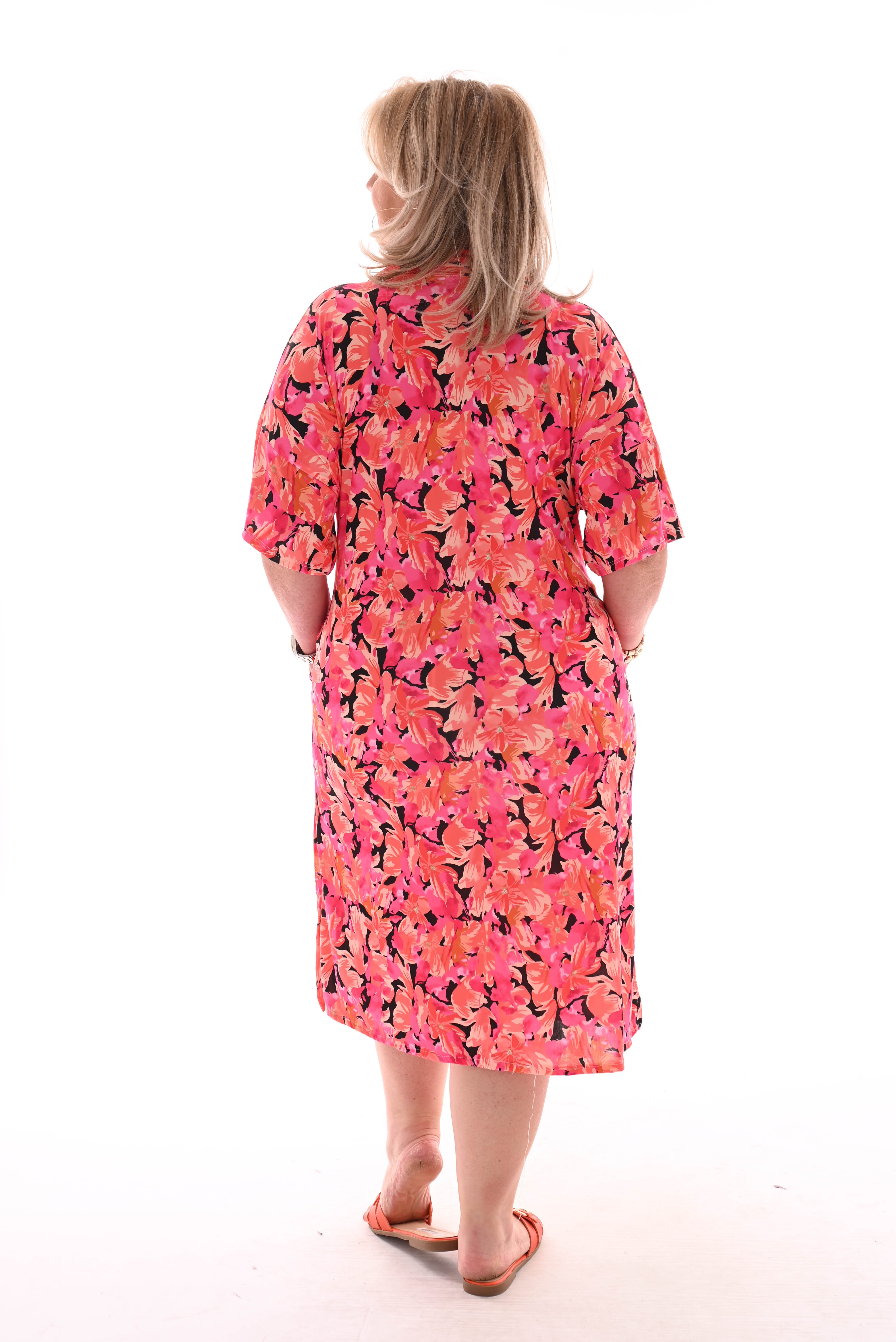 Jurk v-hals bloemen doorknoop roze/zwart