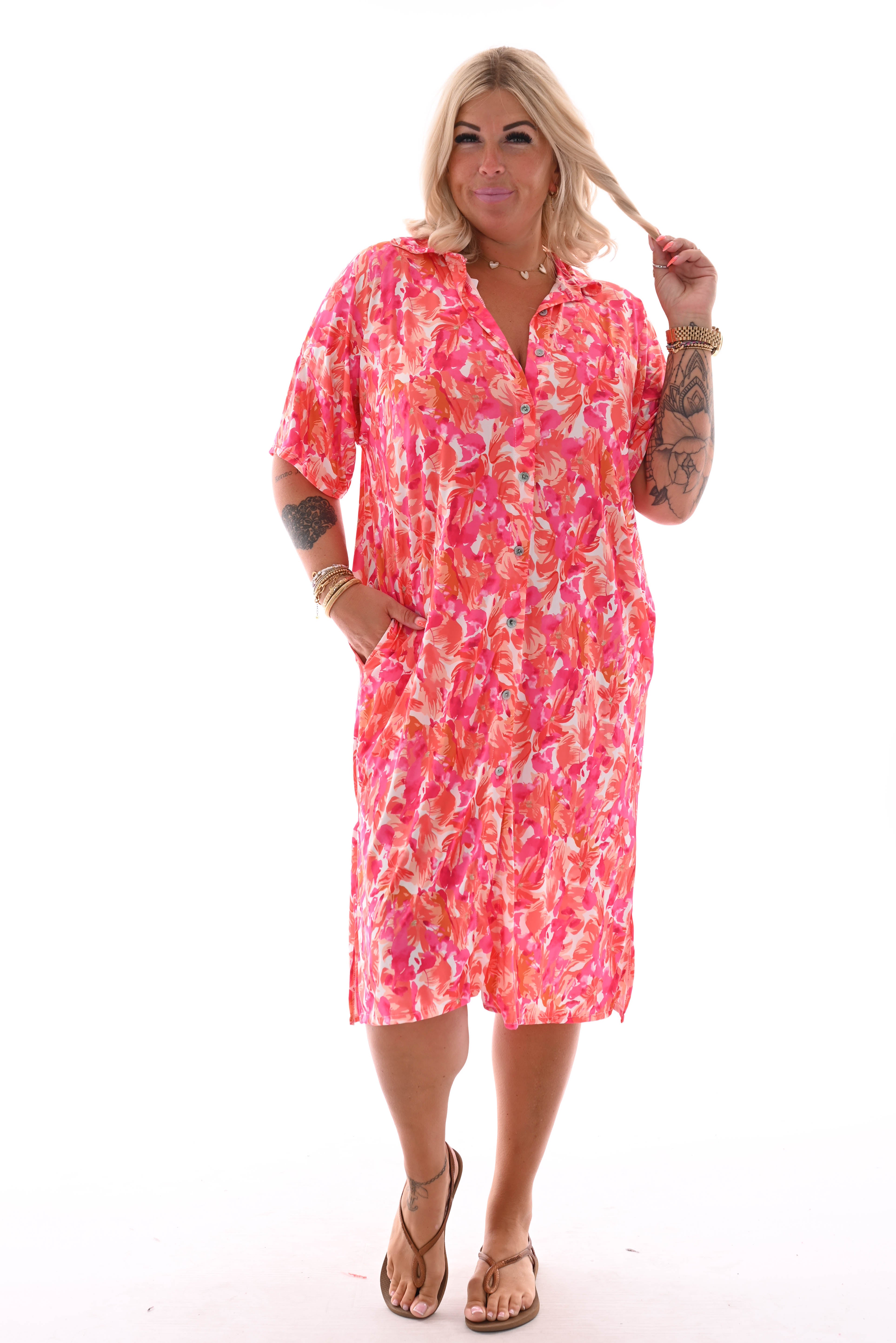 Jurk v-hals bloemen doorknoop roze/wit