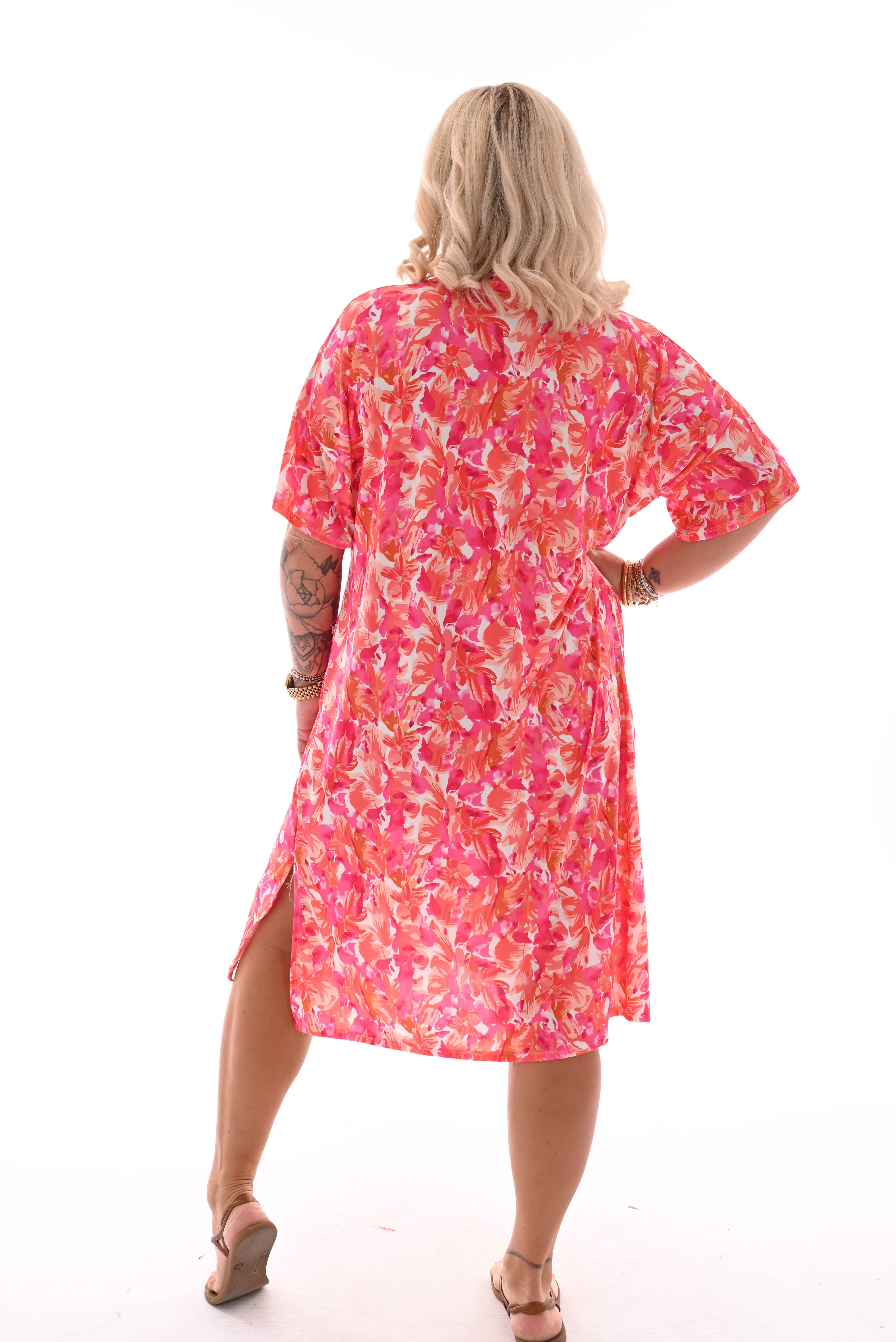 Jurk v-hals bloemen doorknoop roze/wit