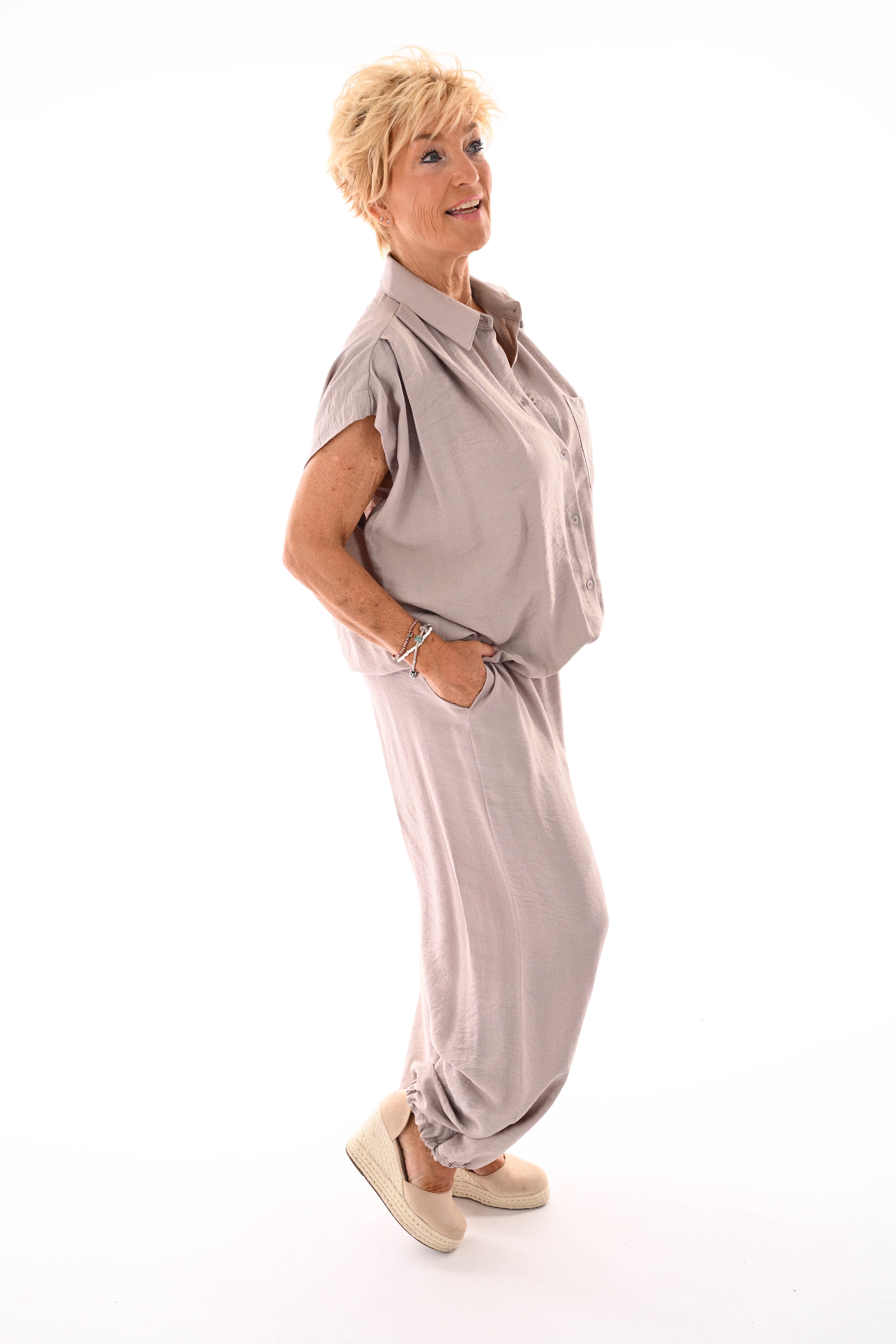 Tweedelig set doorknoop blouse kapmouwen taupe