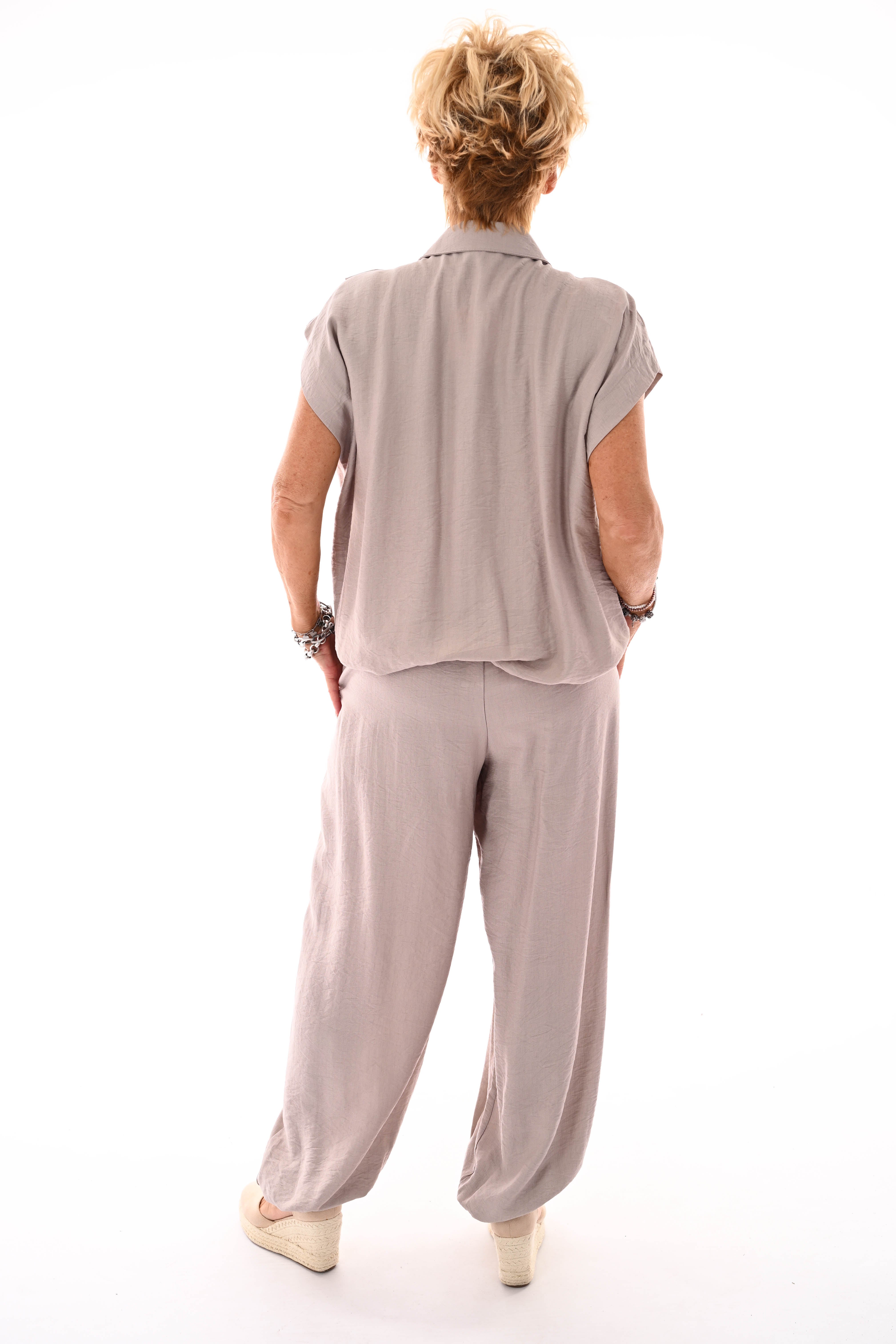 Tweedelig set doorknoop blouse kapmouwen taupe