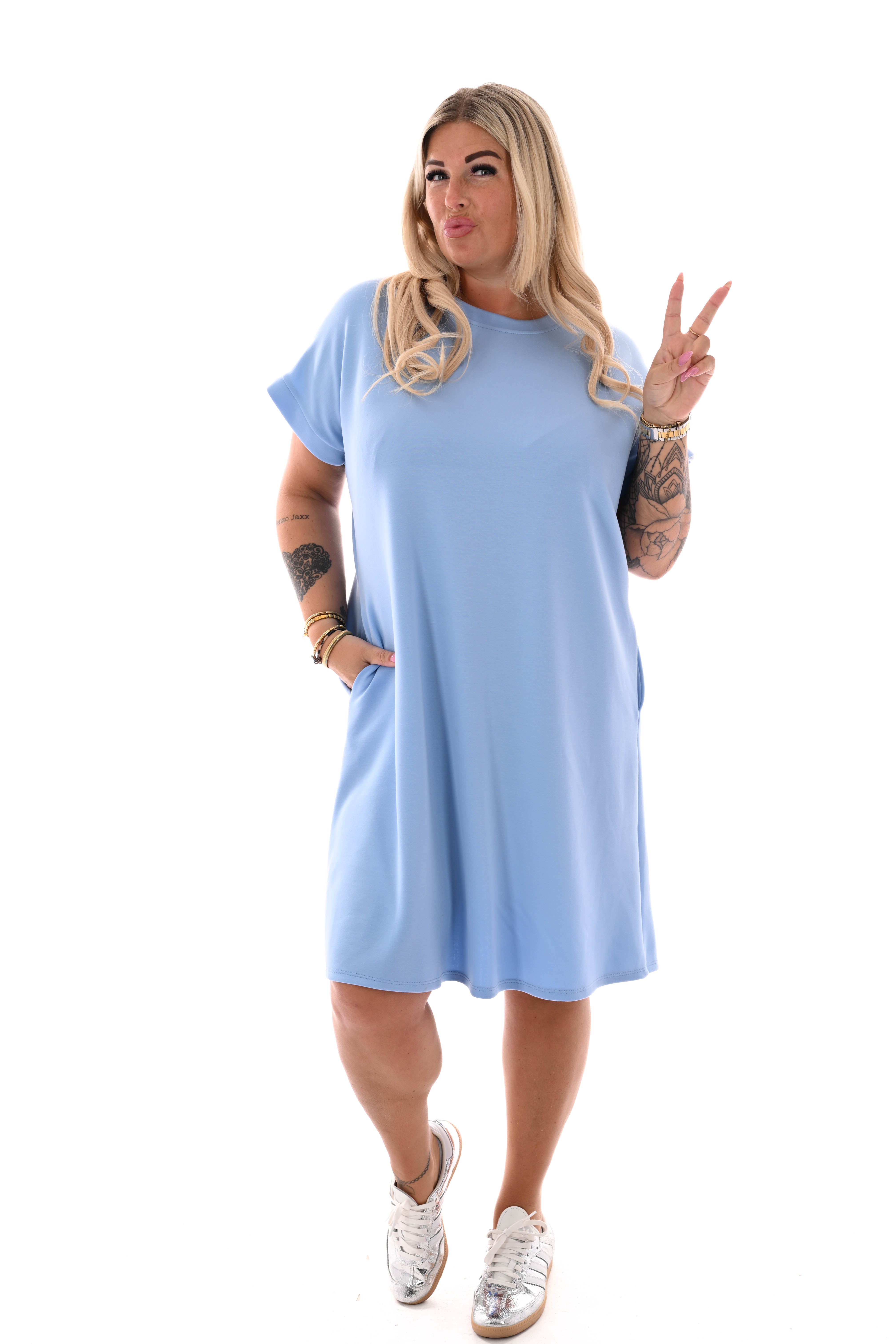 Sweaterdress ronde hals zakken korte mouwen lichtblauw