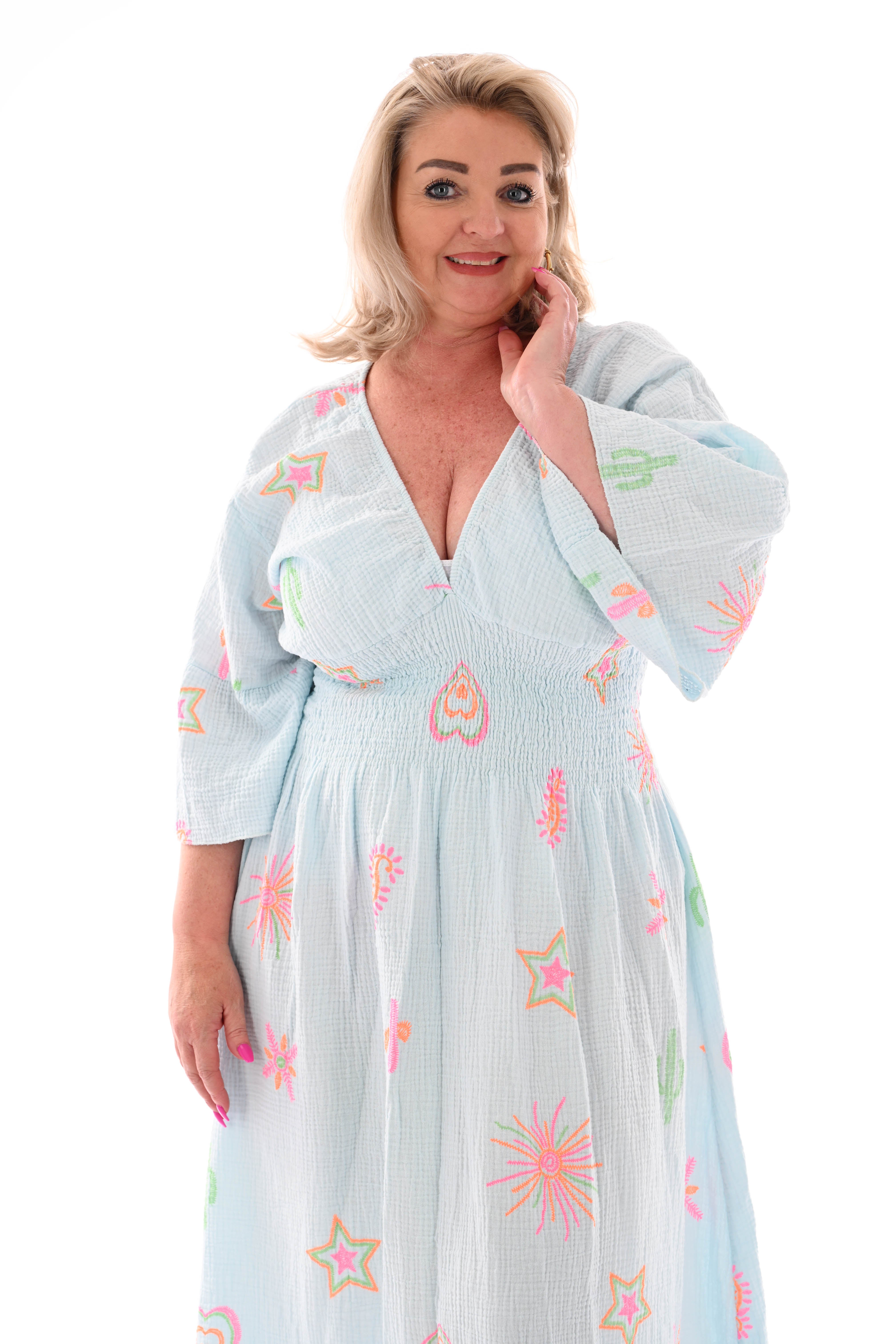 Lange jurk v-hals cactusprint trompetmouwen lichtblauw