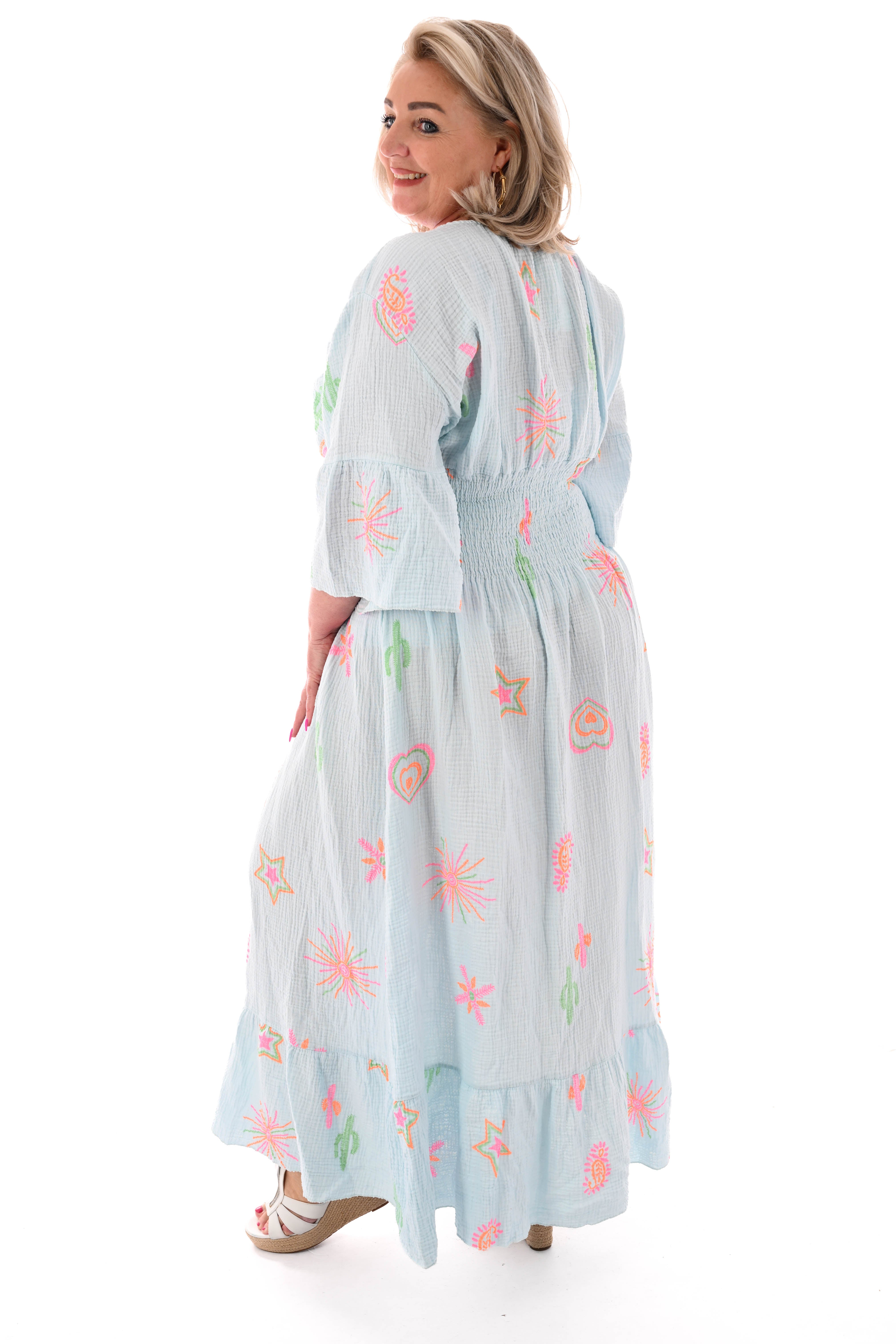 Lange jurk v-hals cactusprint trompetmouwen lichtblauw