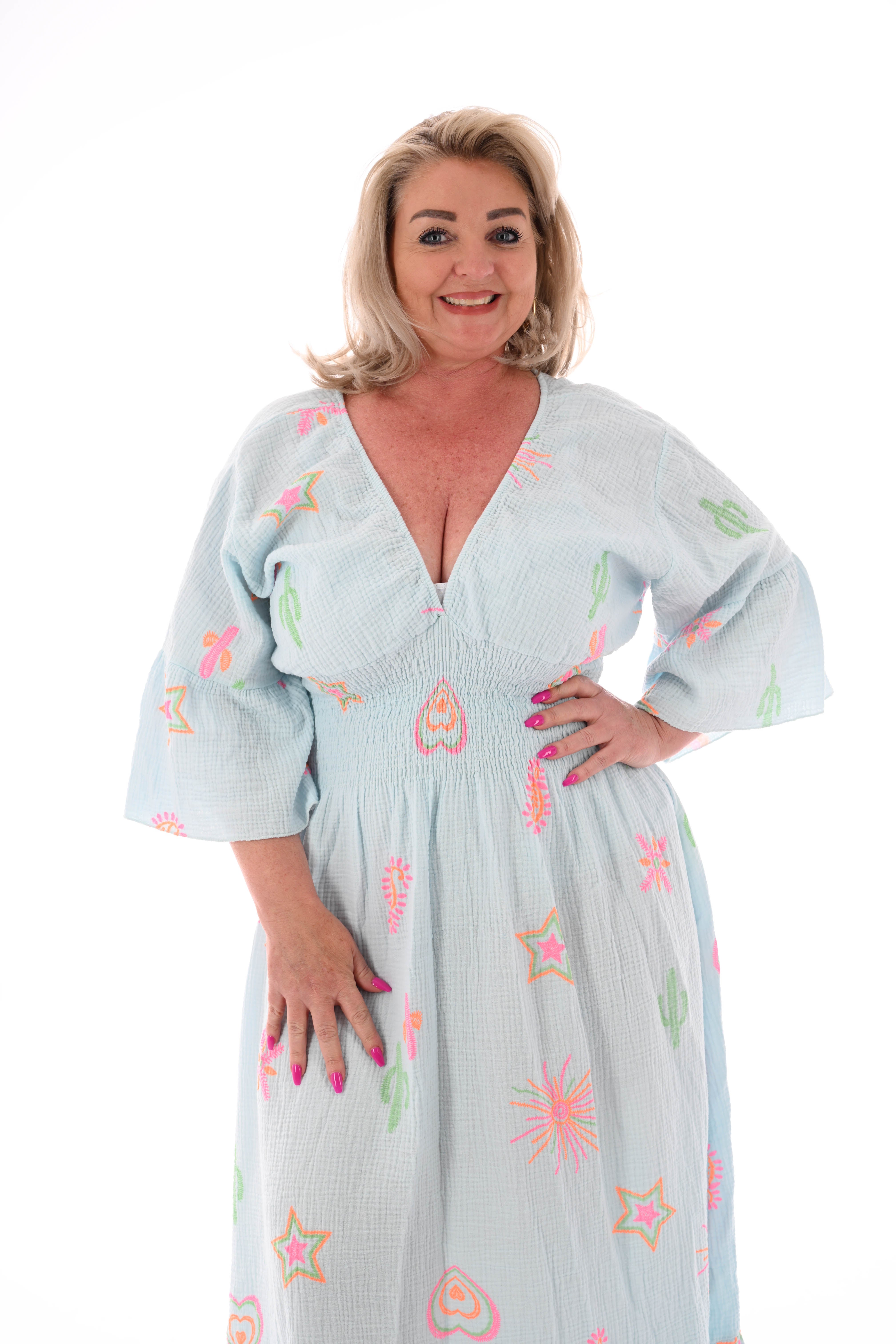 Lange jurk v-hals cactusprint trompetmouwen lichtblauw