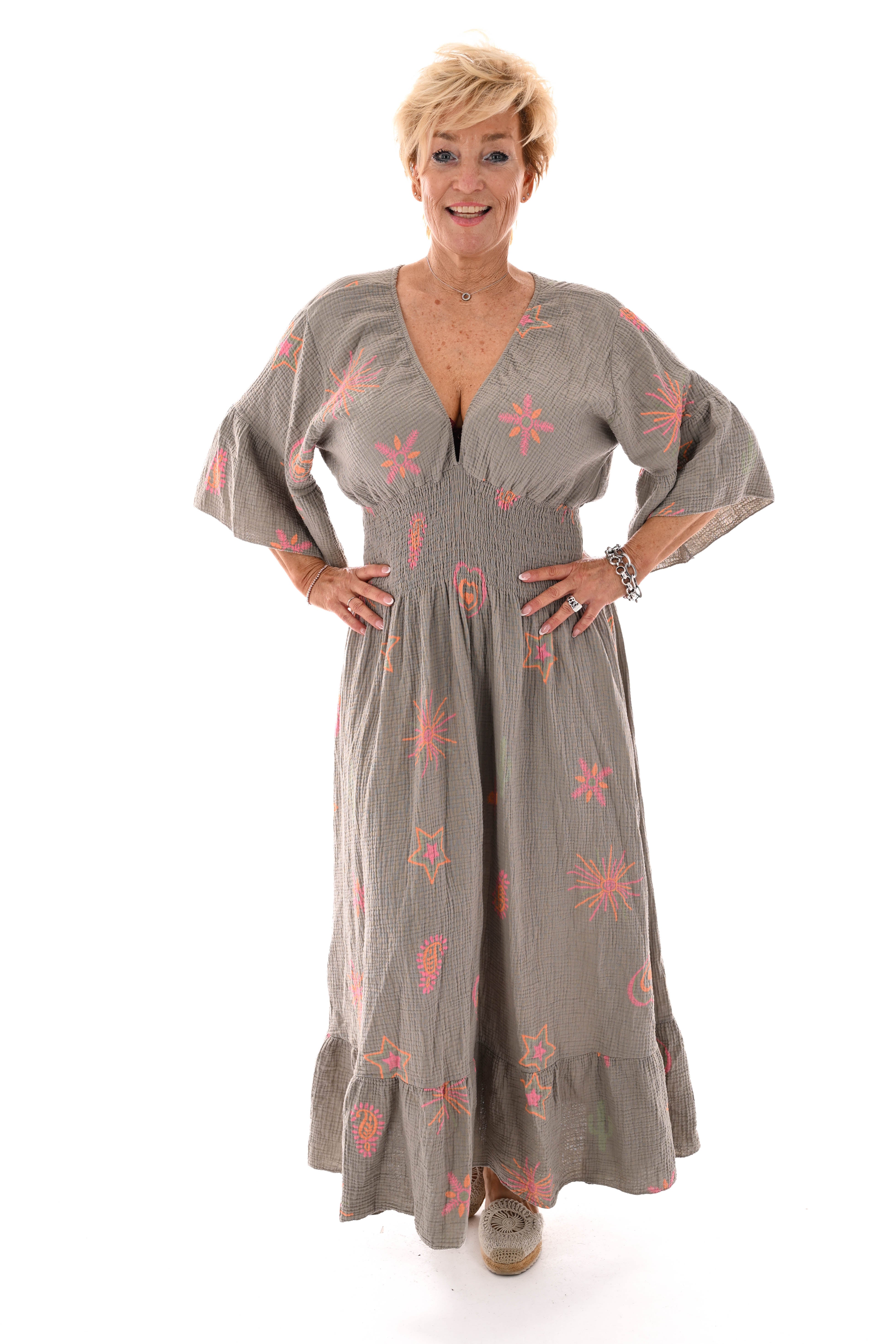 Lange jurk v-hals cactusprint trompetmouwen taupe