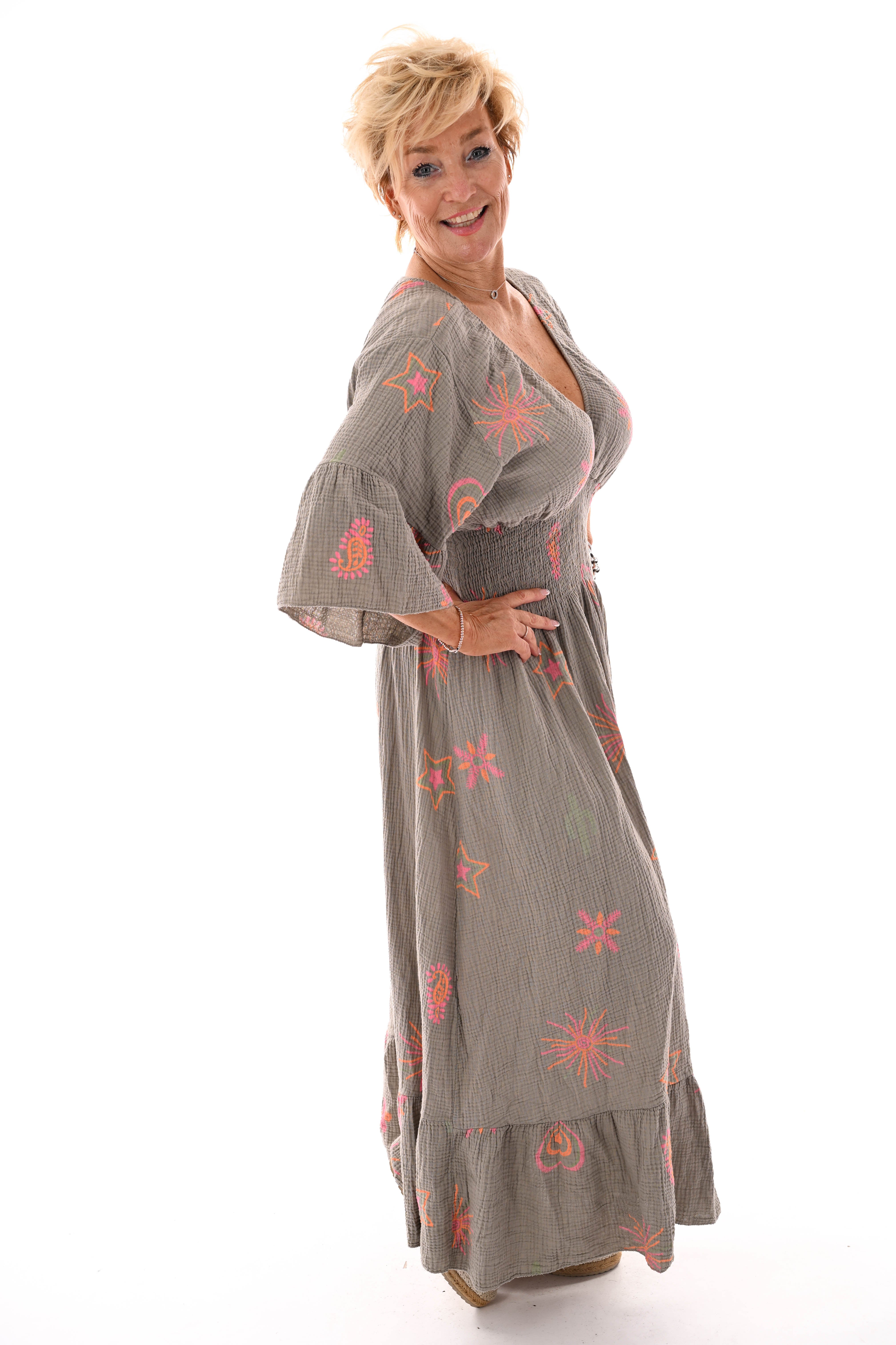 Lange jurk v-hals cactusprint trompetmouwen taupe