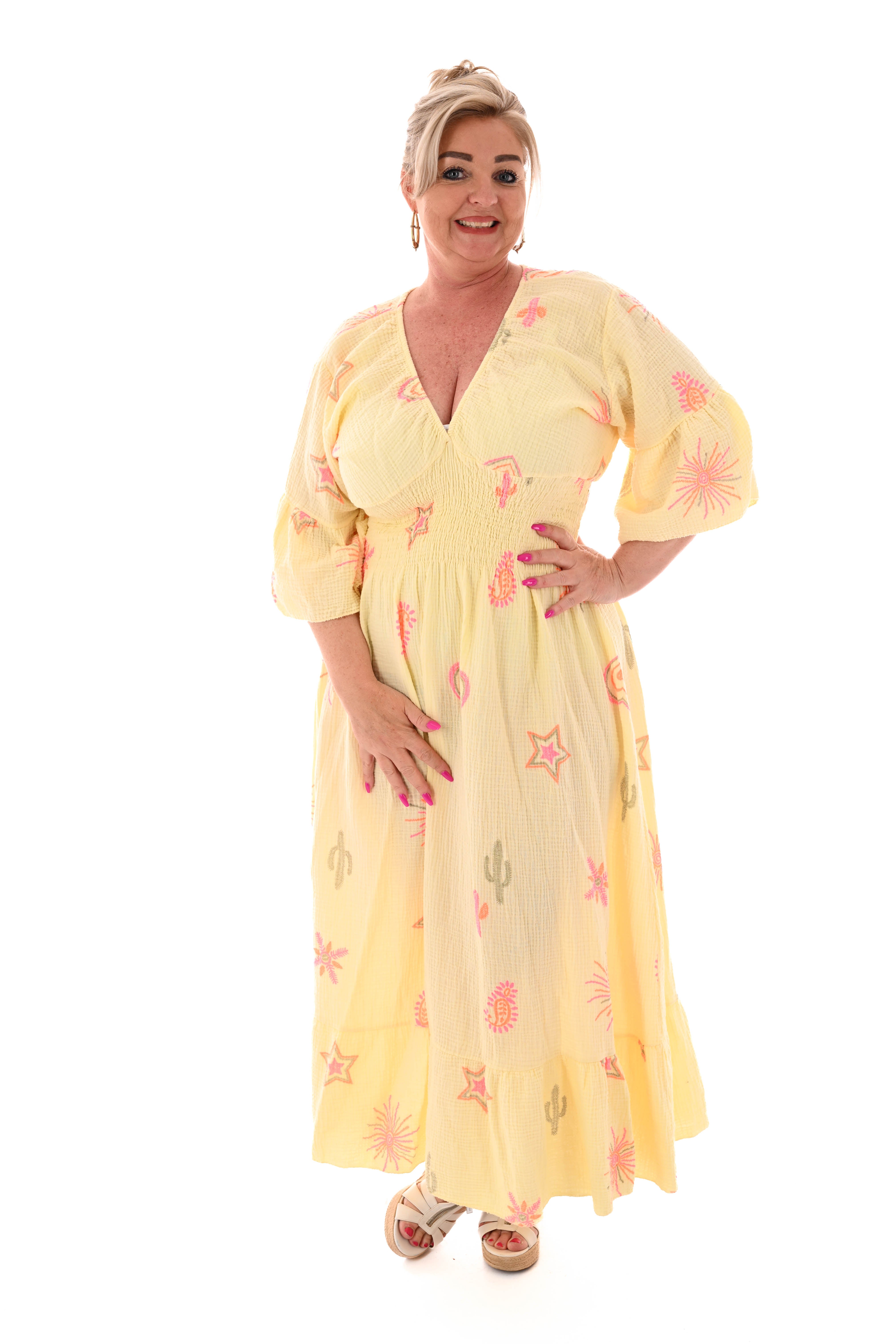 Lange jurk v-hals cactusprint trompetmouwen lichtgeel