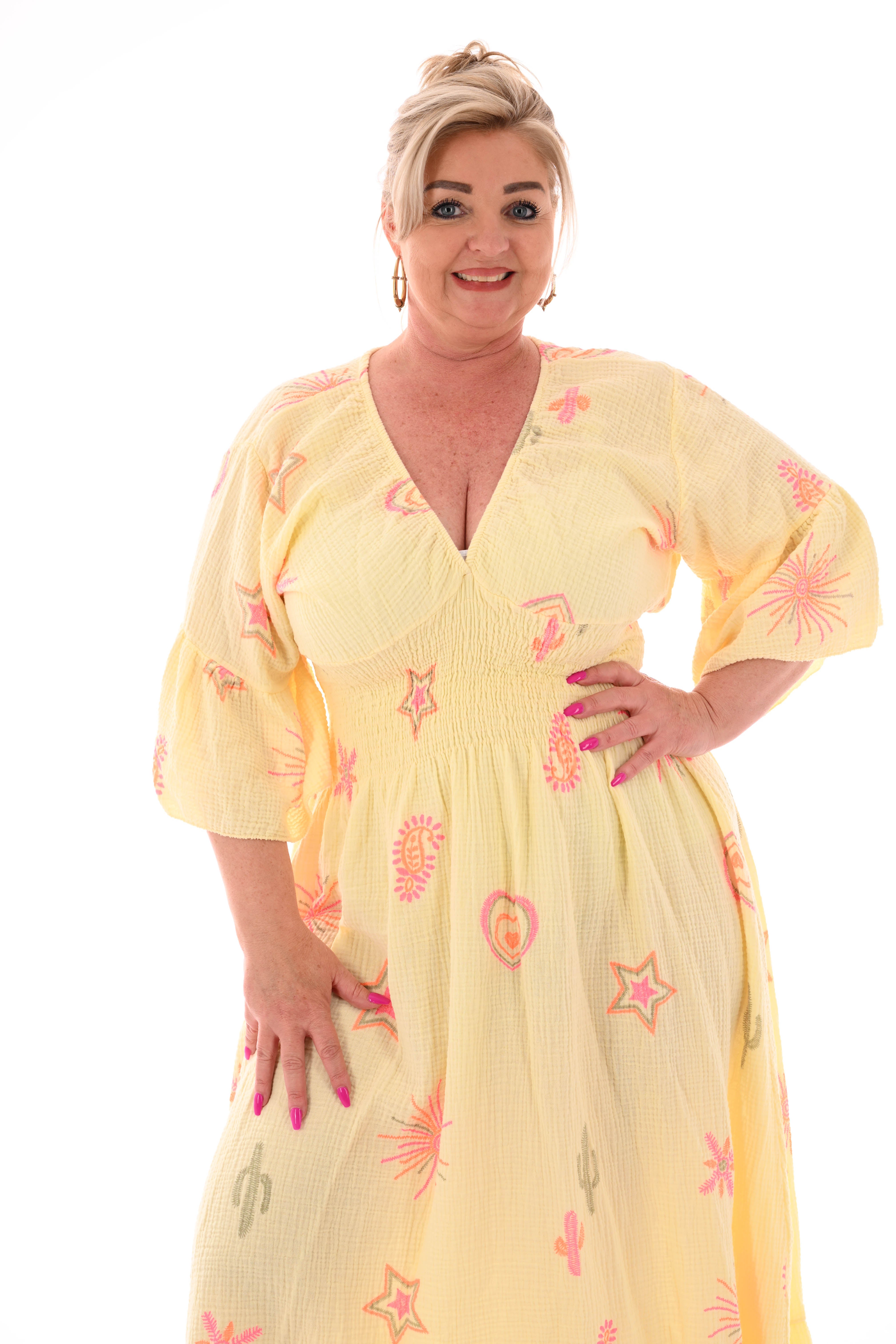 Lange jurk v-hals cactusprint trompetmouwen lichtgeel