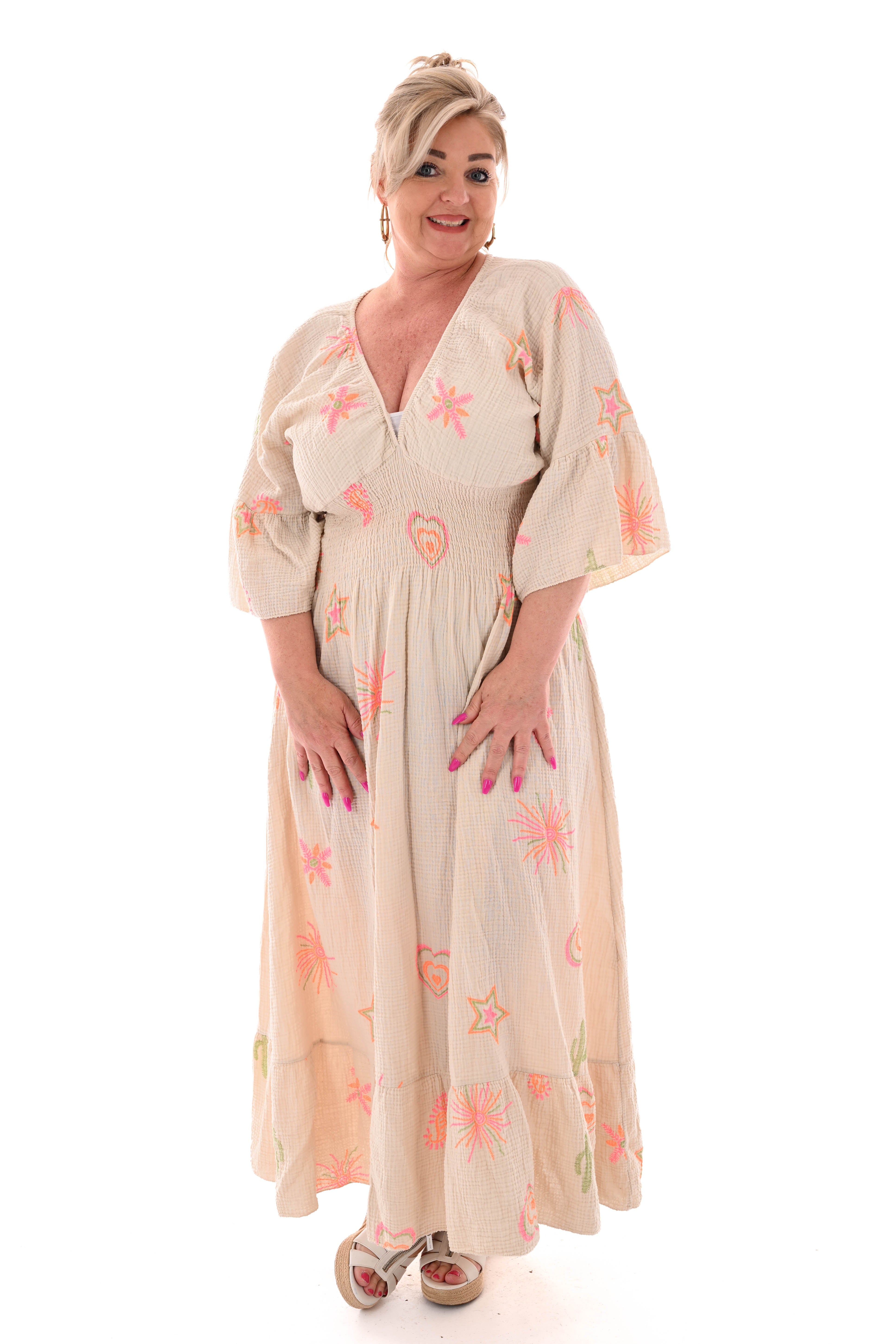 Lange jurk v-hals cactusprint trompetmouwen beige