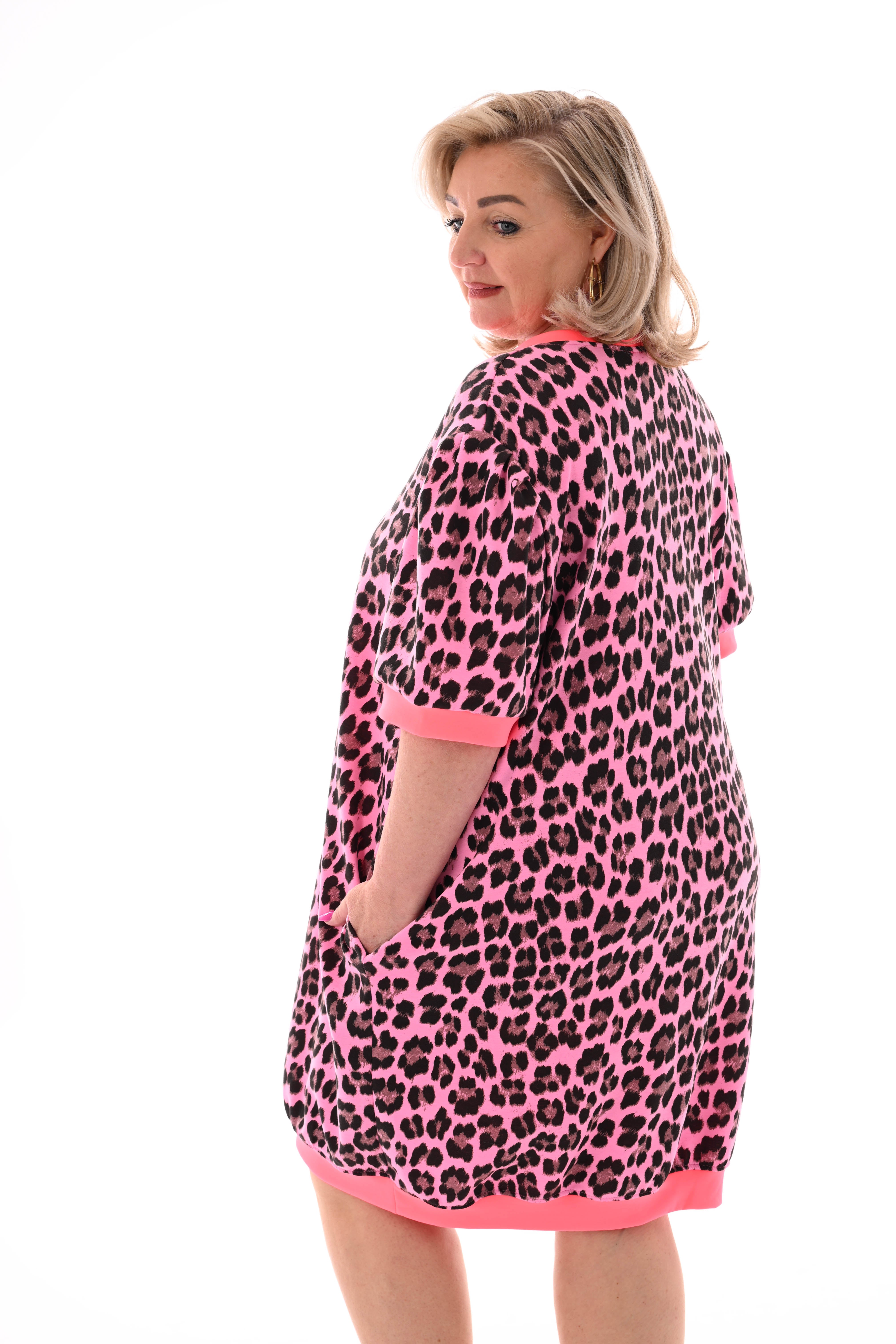 Sweaterdress panterprint gekleurde randen roze