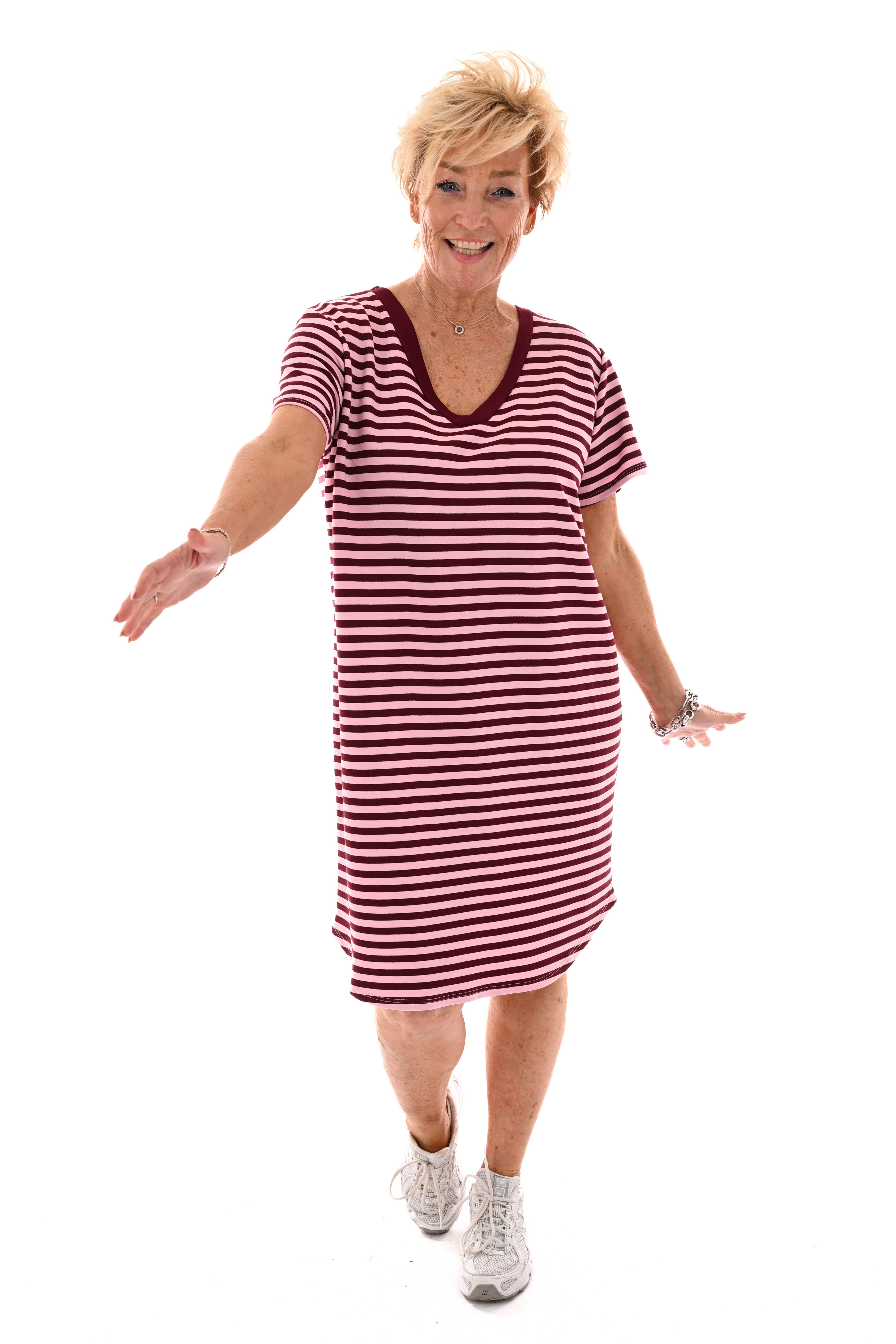 Korte sweaterdress gestreept met v-hals bordeaux/lichtroze