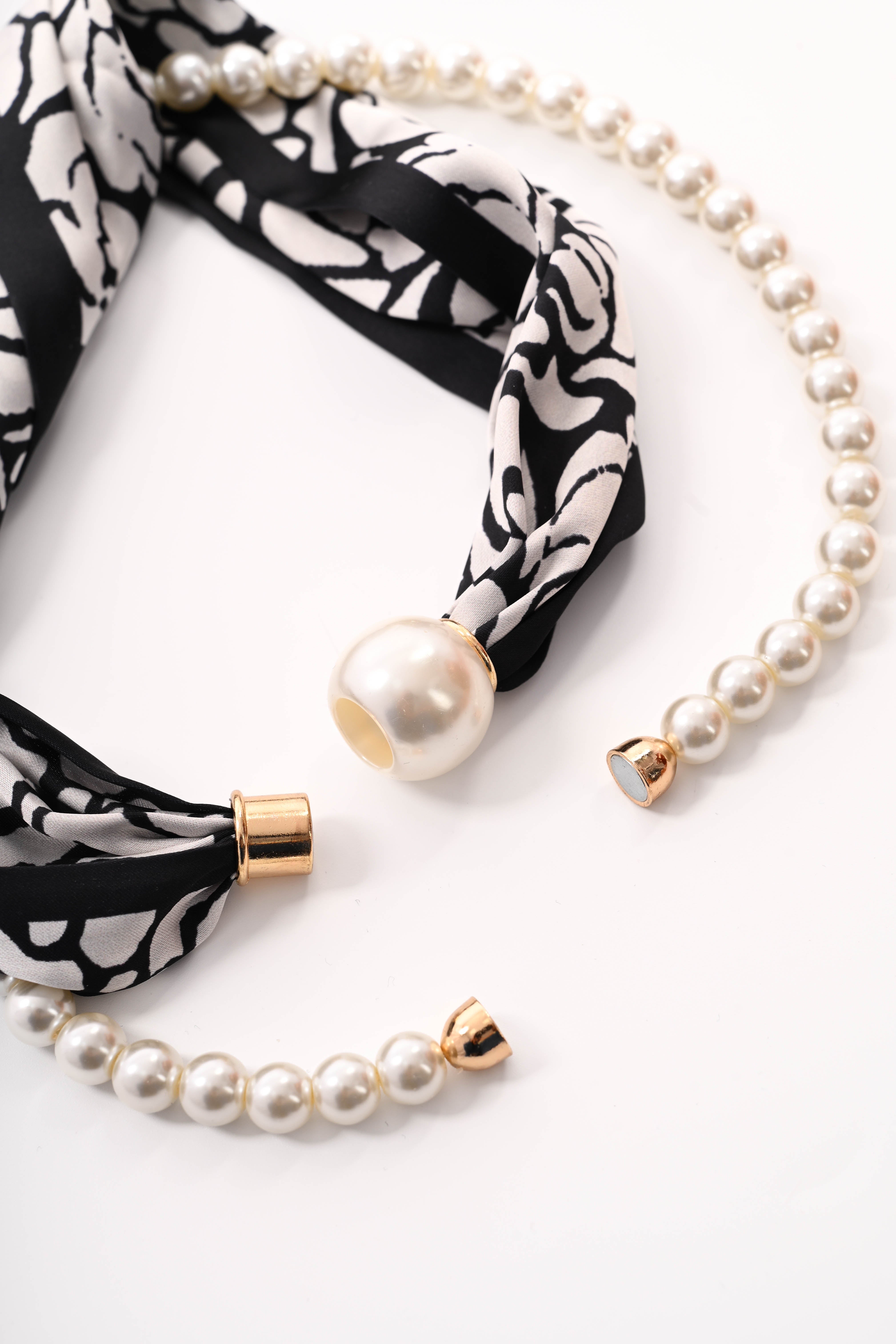 Kort sjaaltje parel met magneet met ketting roos zwart/wit