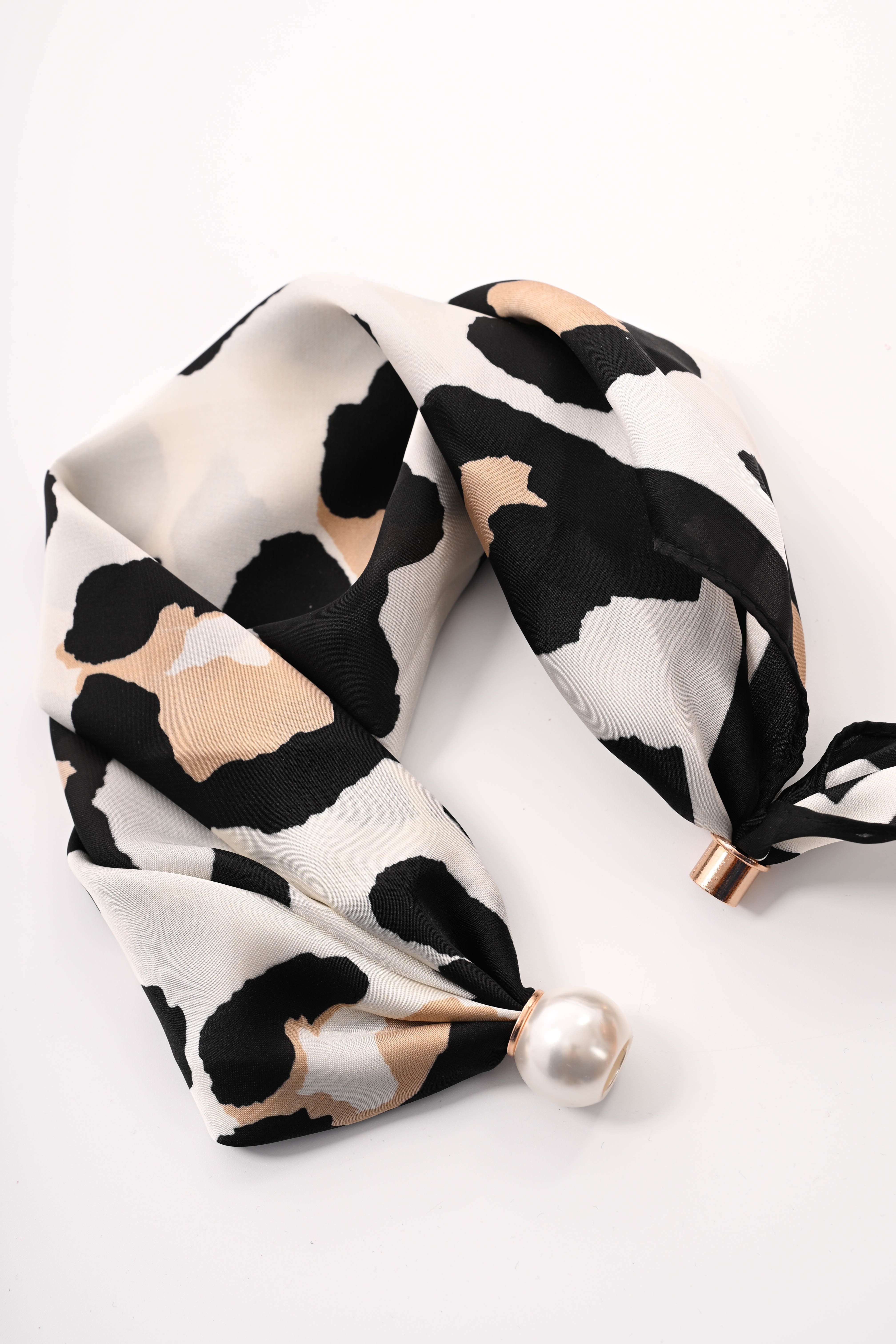 Kort sjaaltje parel met magneet panter beige