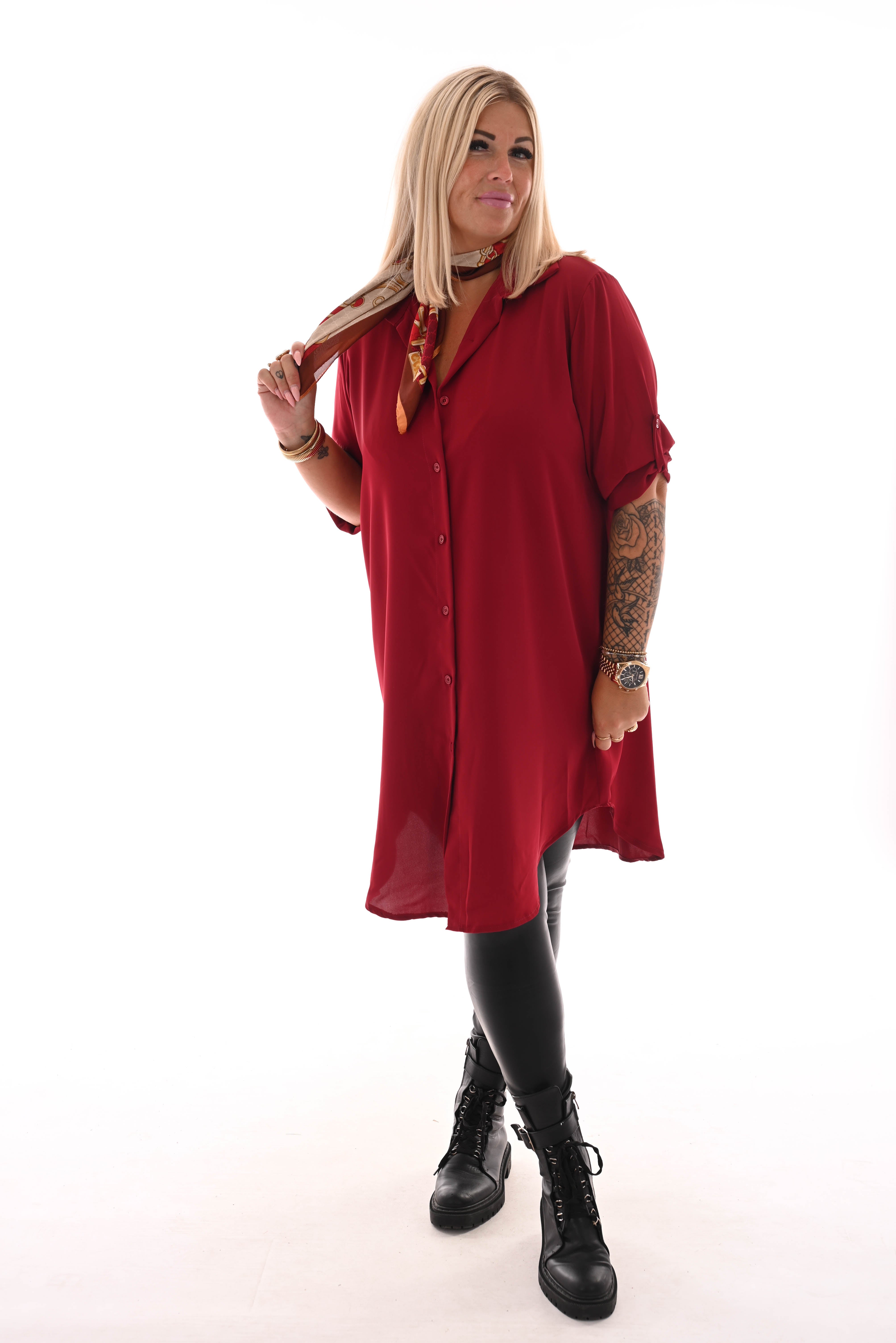 Tuniek v-hals doorknoop ophaalmouwen rood