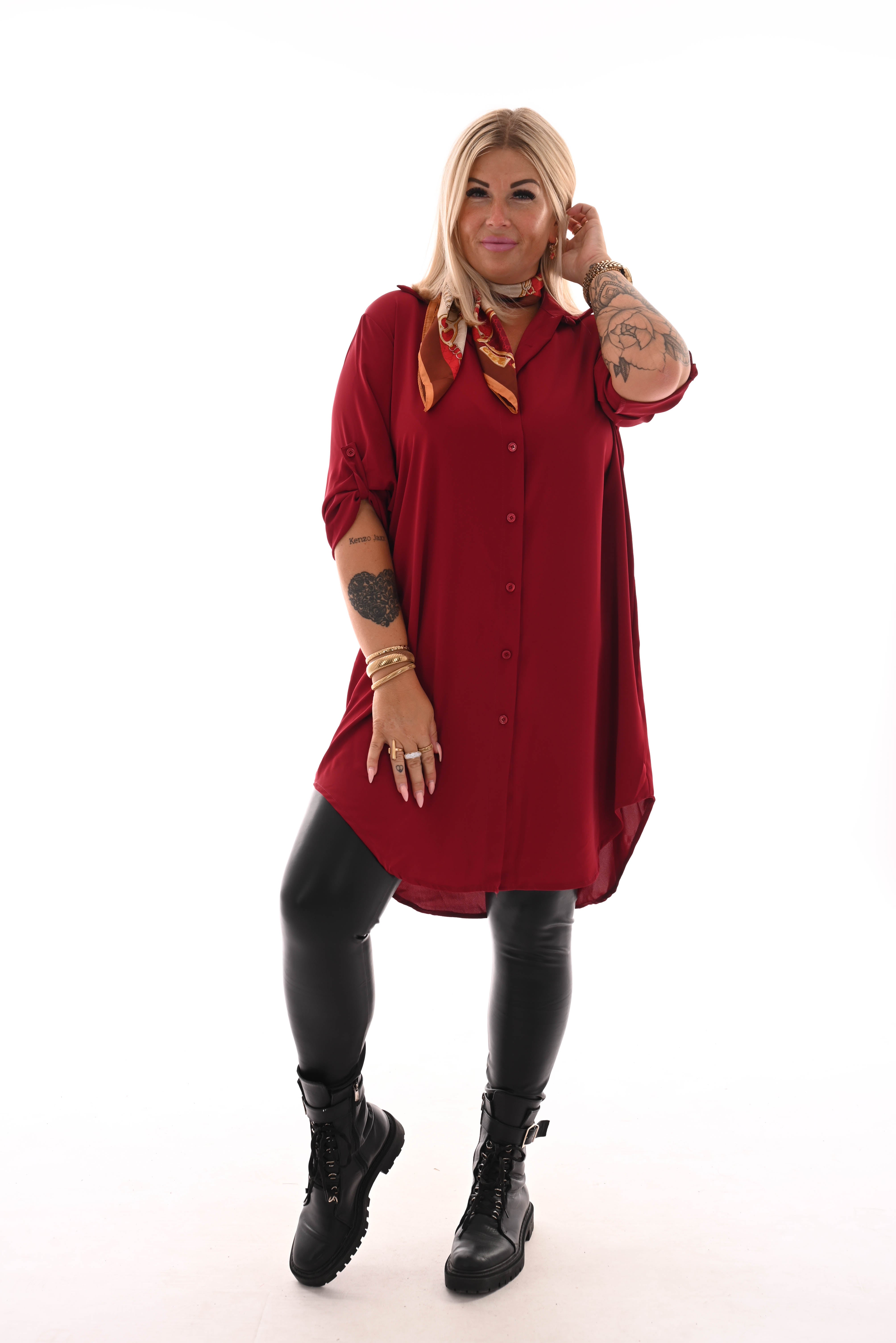Tuniek v-hals doorknoop ophaalmouwen rood