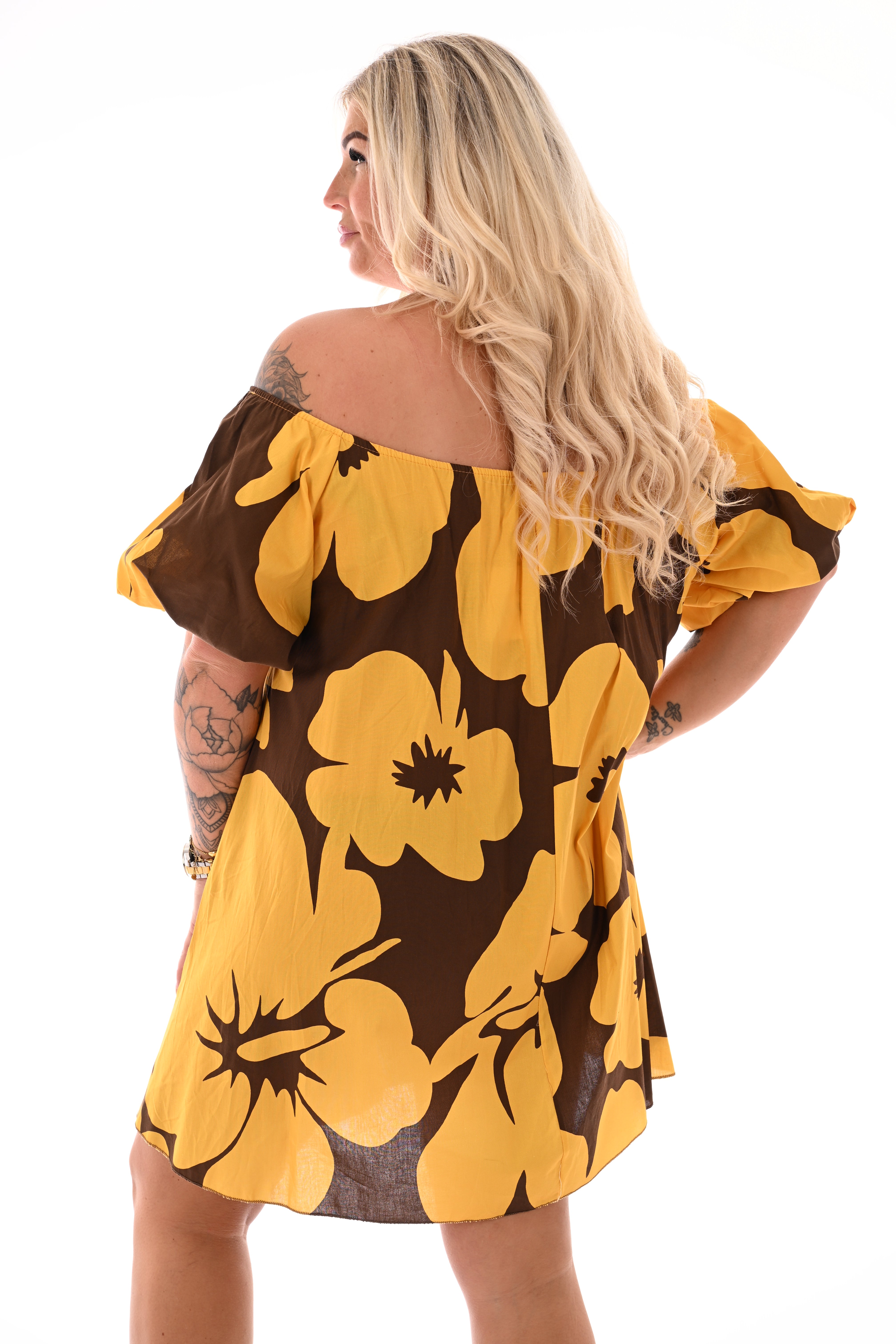 Off-shoulder jurk korte pofmouwen bloem bruin/geel