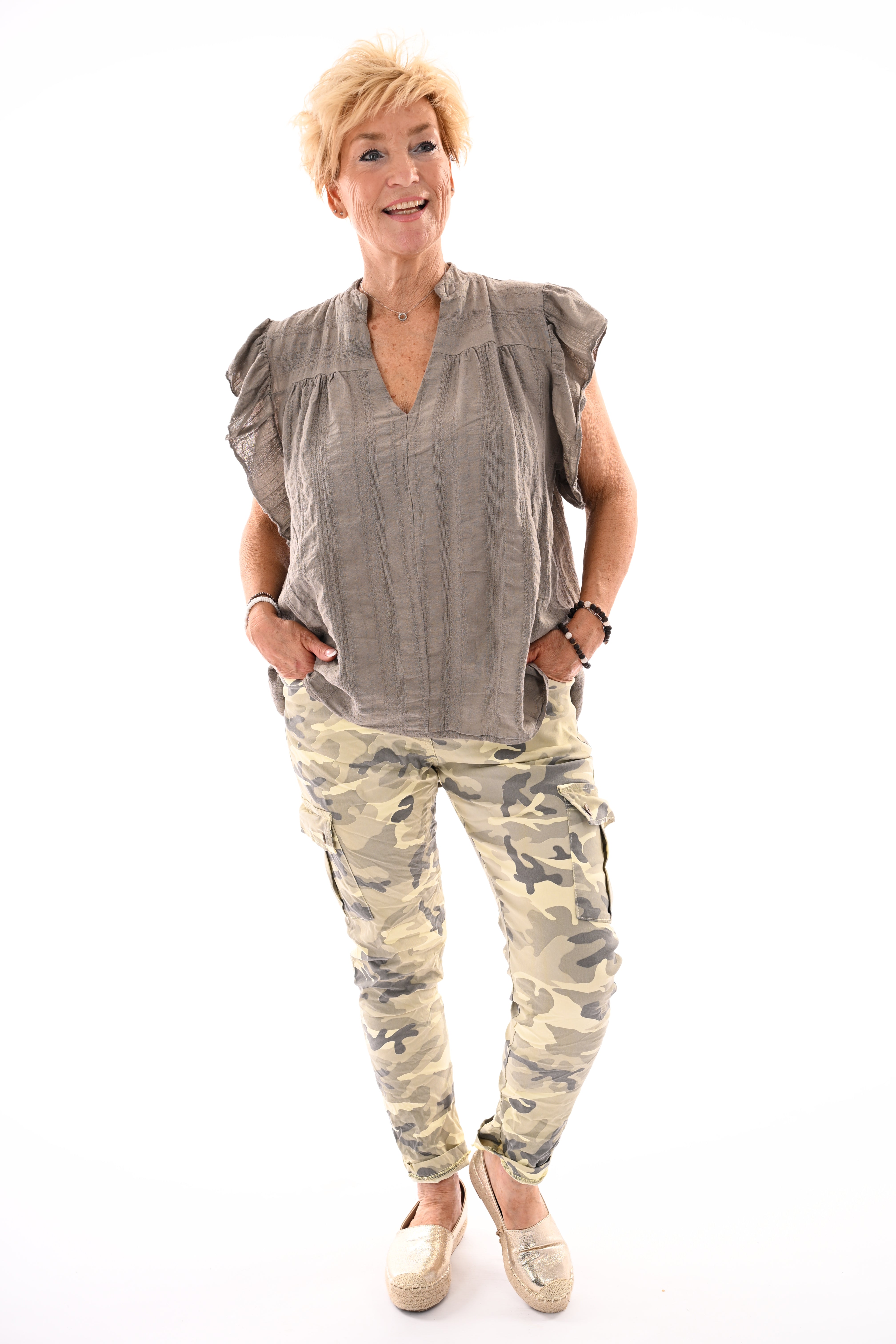 Top korte roezelmouwen v-hals taupe
