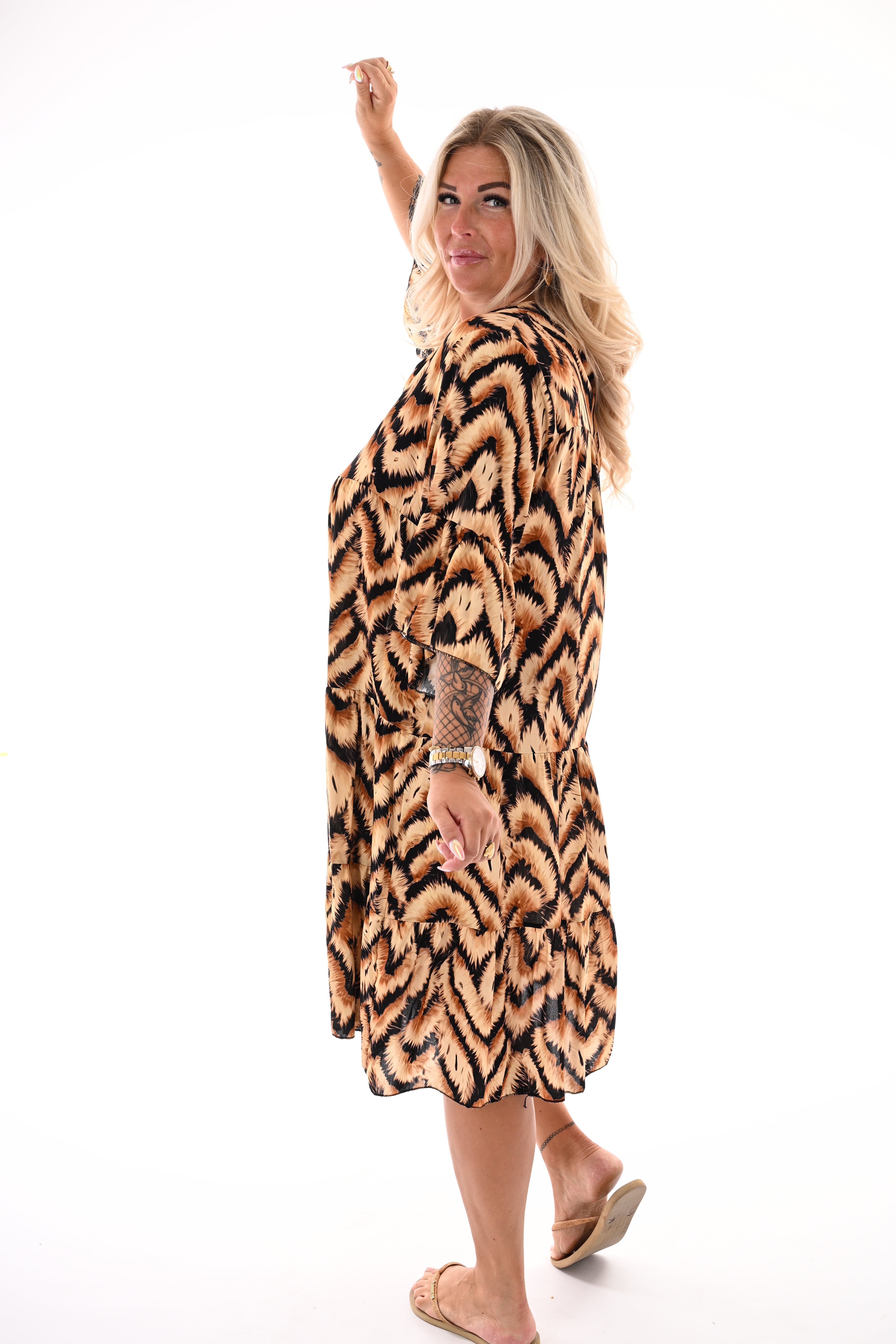 Half lange jurk v-hals stroken print abstract beige
