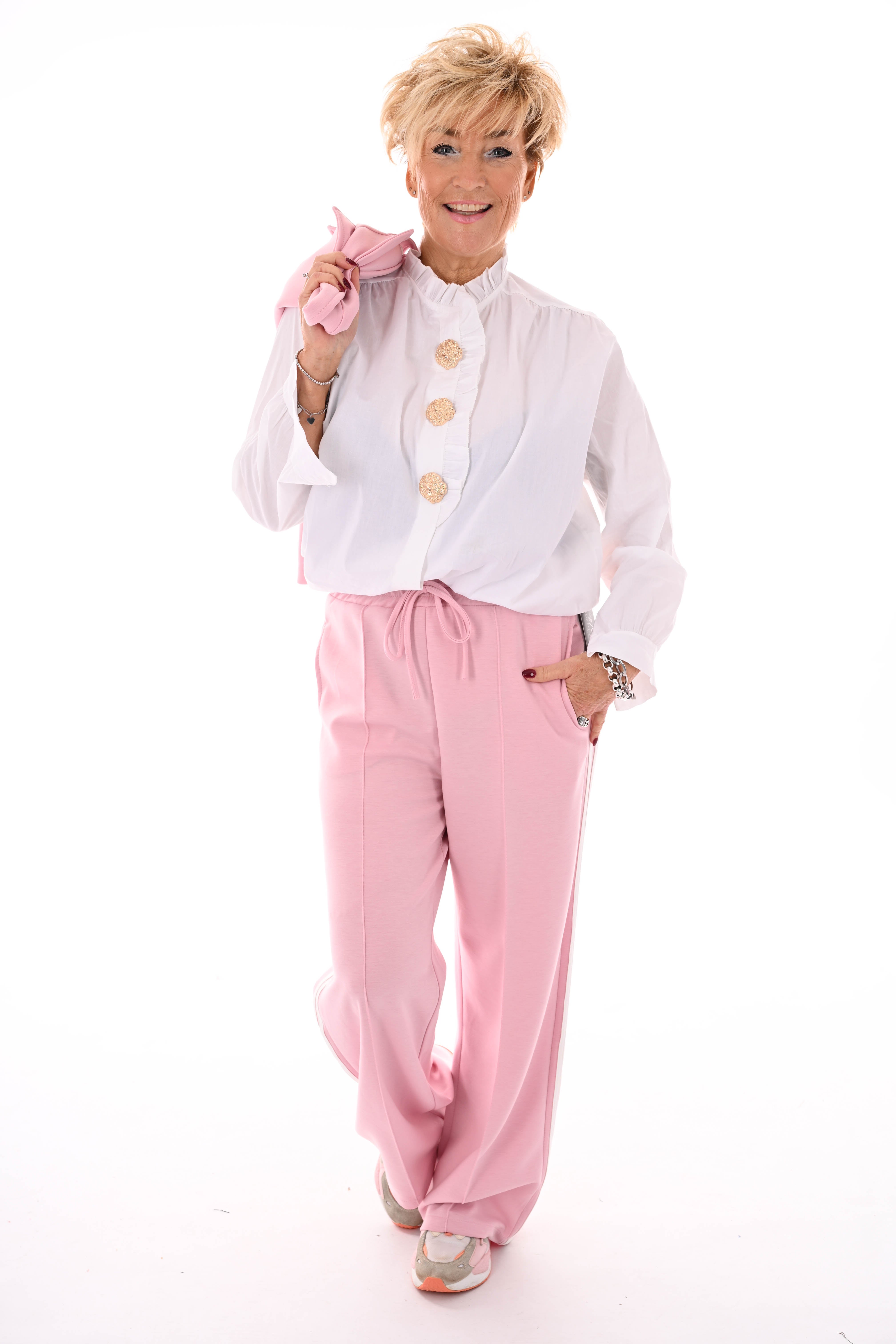 Blouse roezelkraag grote knopen roomwit