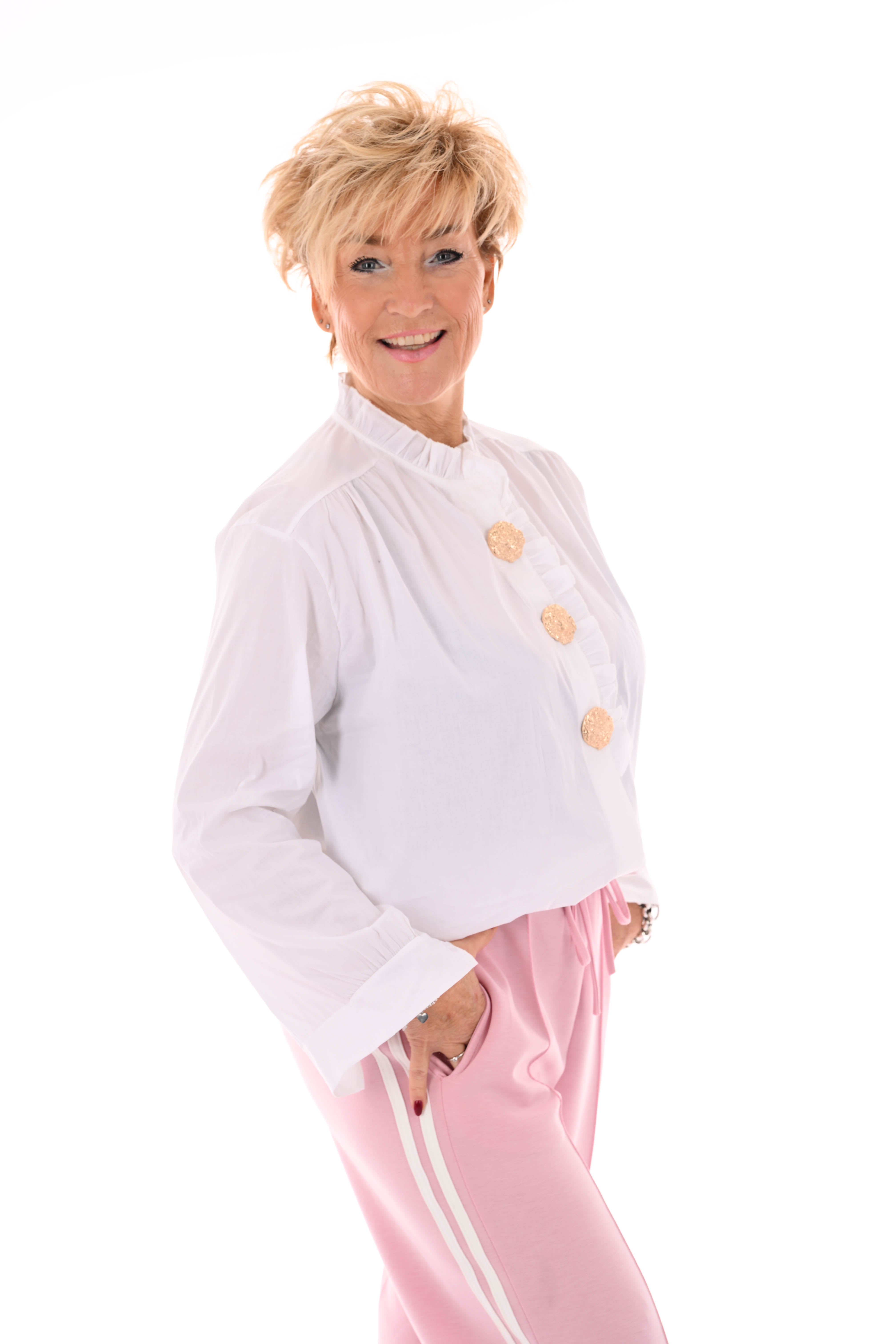 Blouse roezelkraag grote knopen roomwit