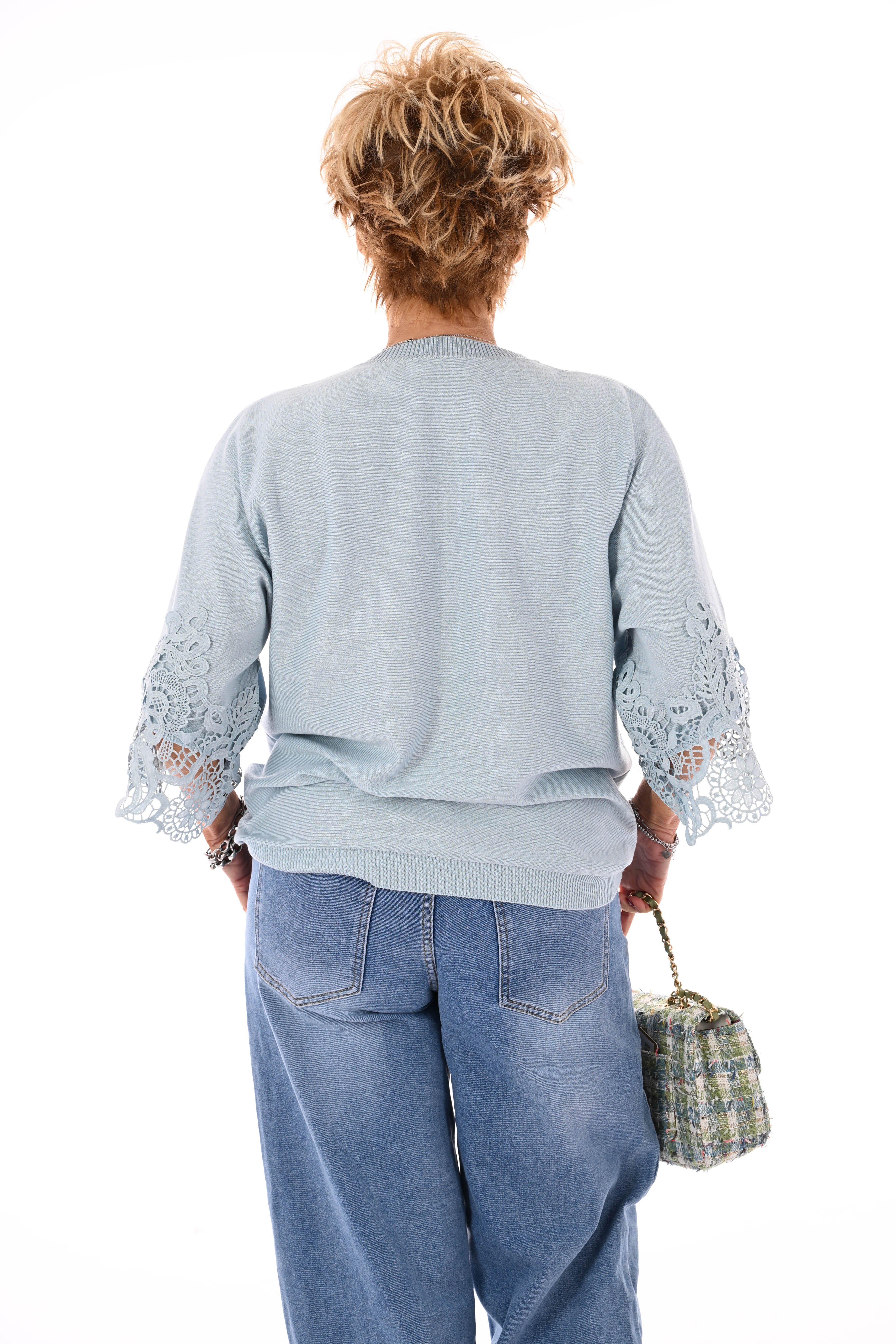 Trui broderie mouwdetail lichtblauw