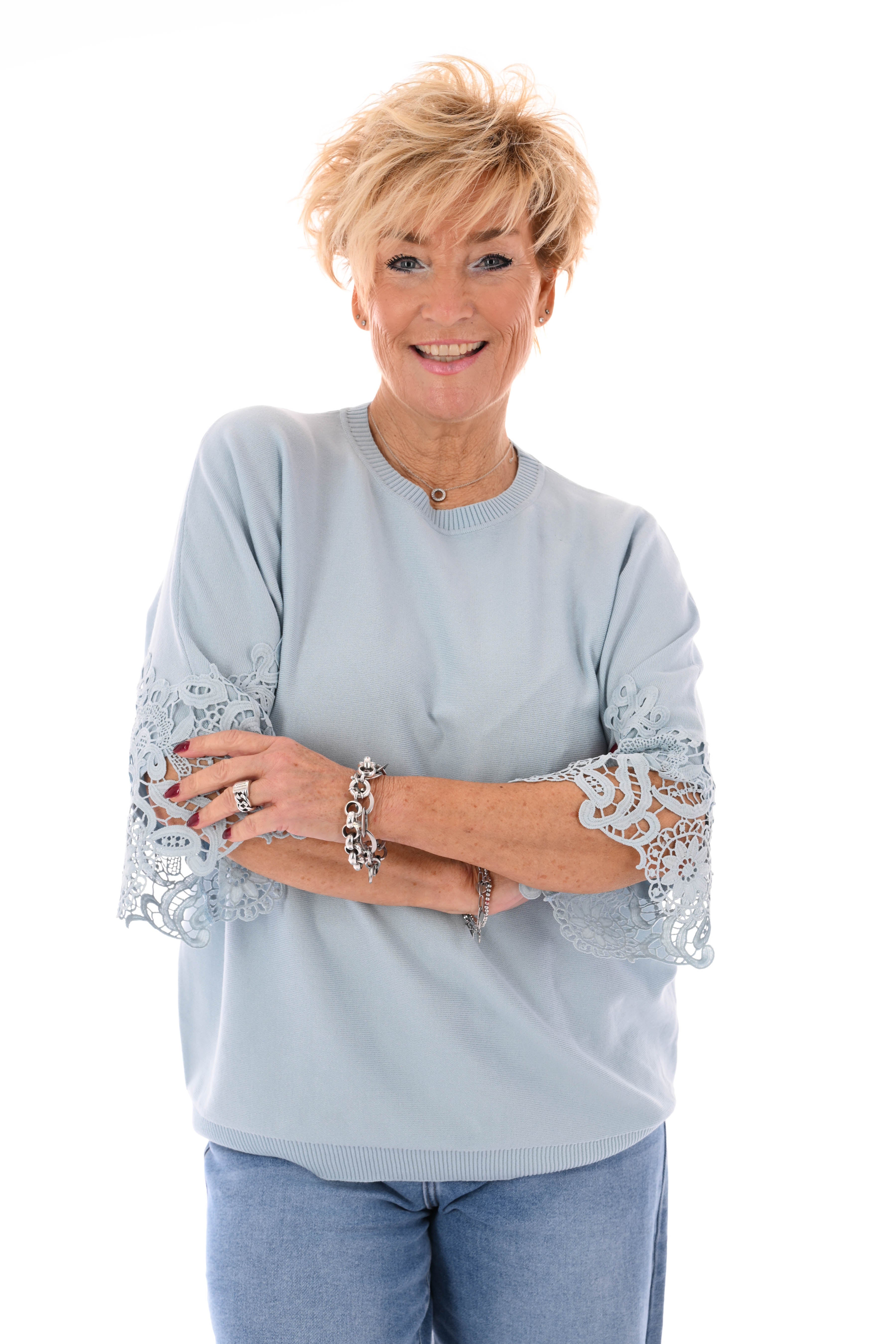 Trui broderie mouwdetail lichtblauw