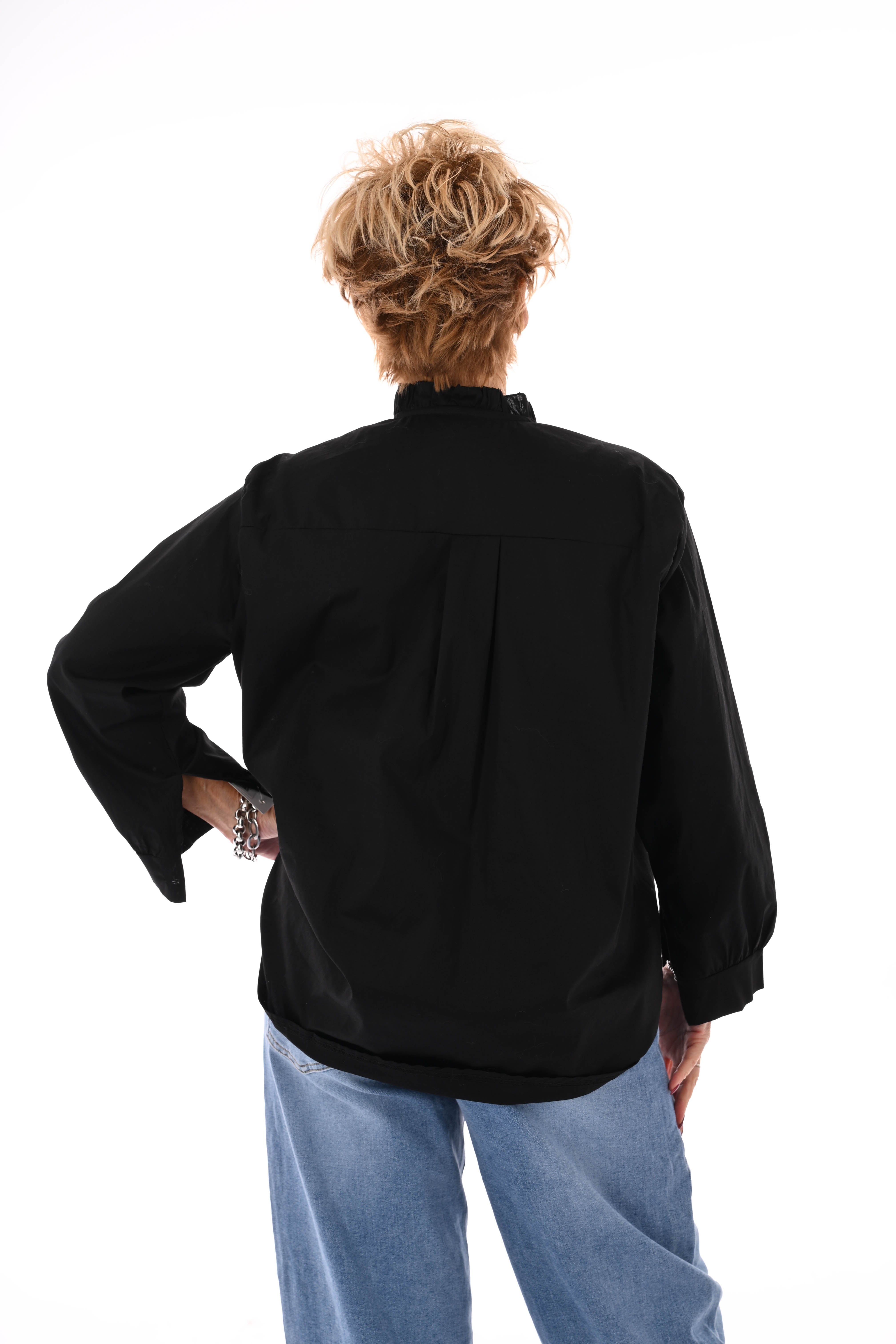 Blouse roezelkraag grote knopen zwart