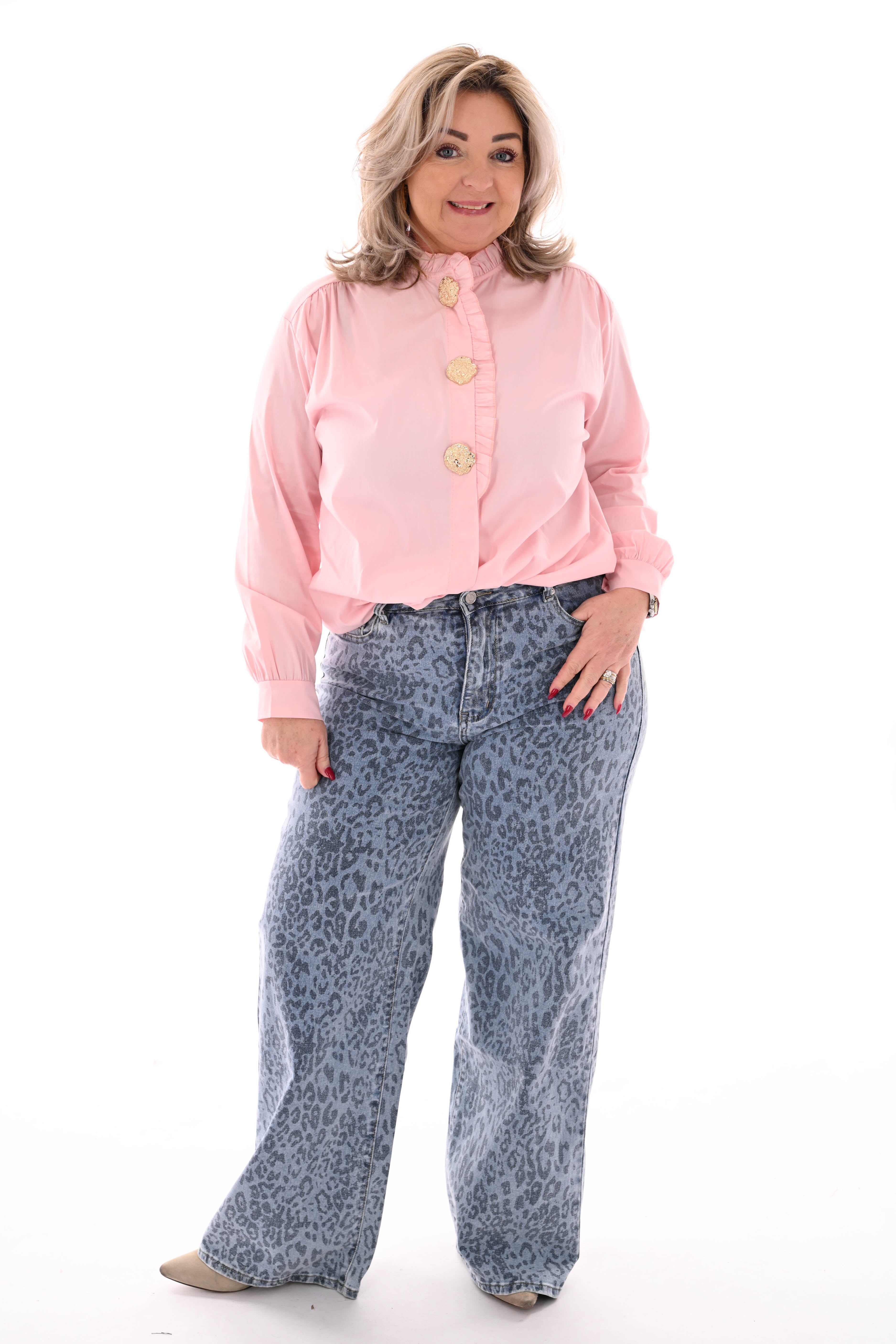 Blouse roezelkraag grote knopen lichtroze