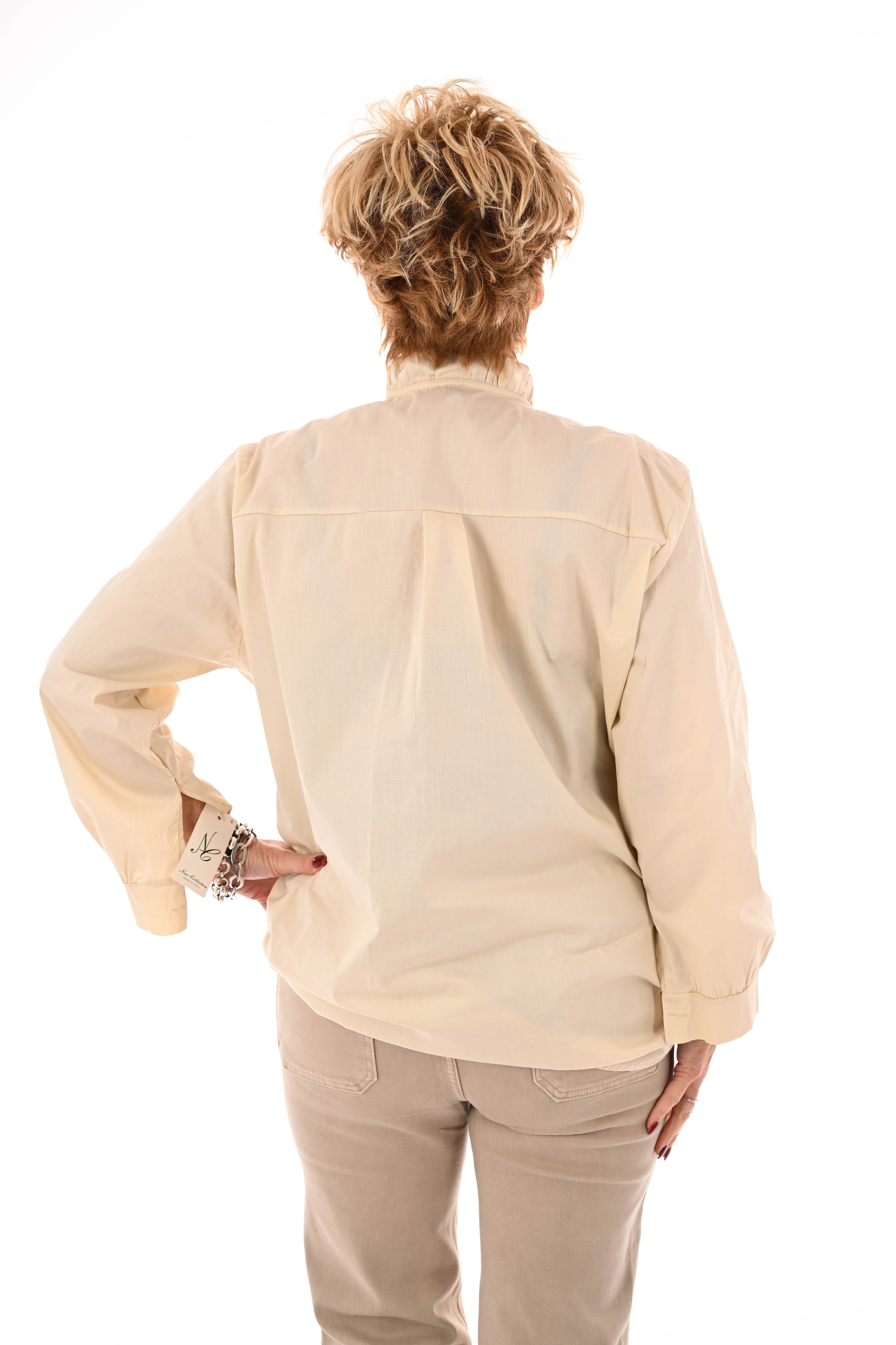 Blouse roezelkraag grote knopen creme
