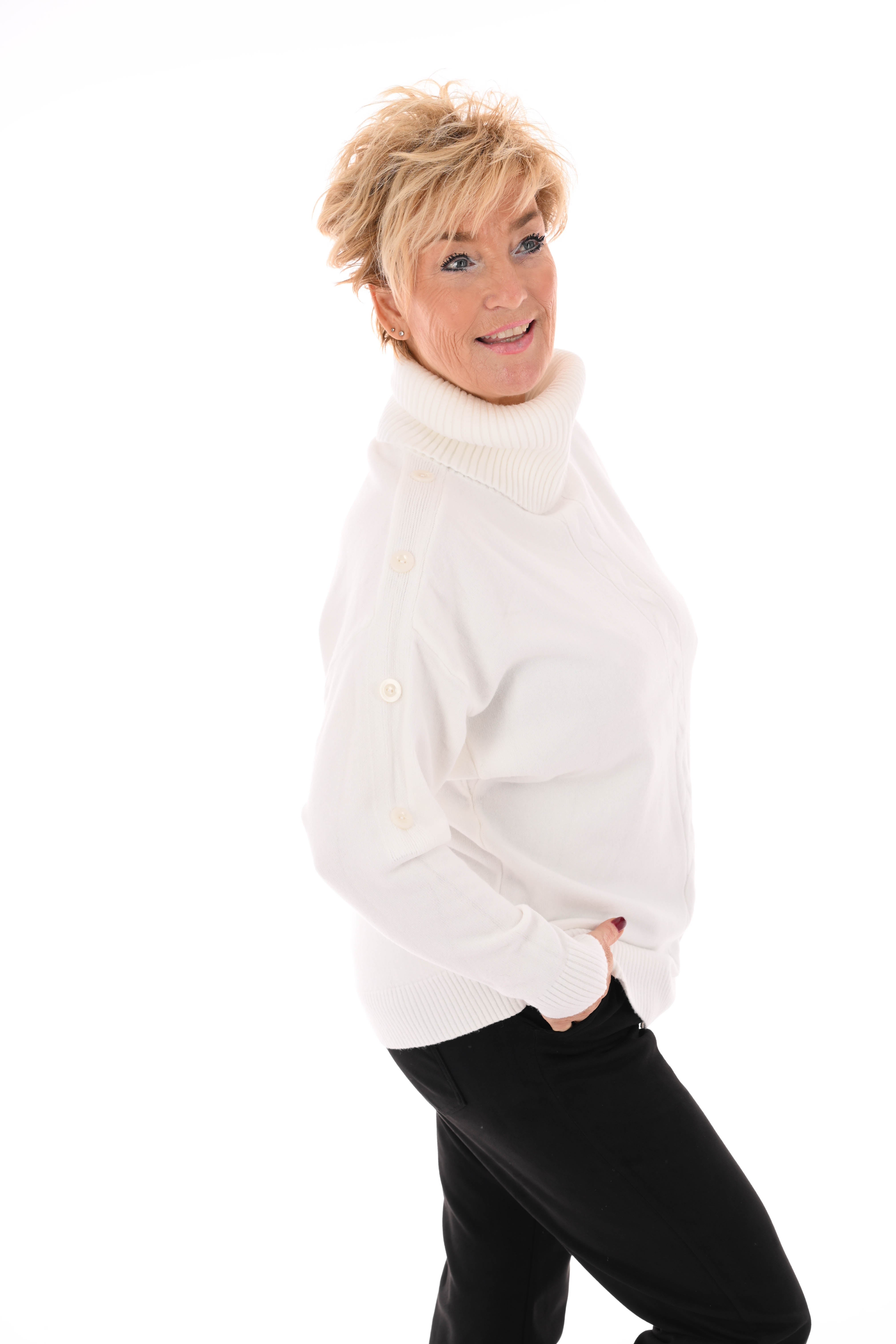 Losse coltrui met knopen roomwit