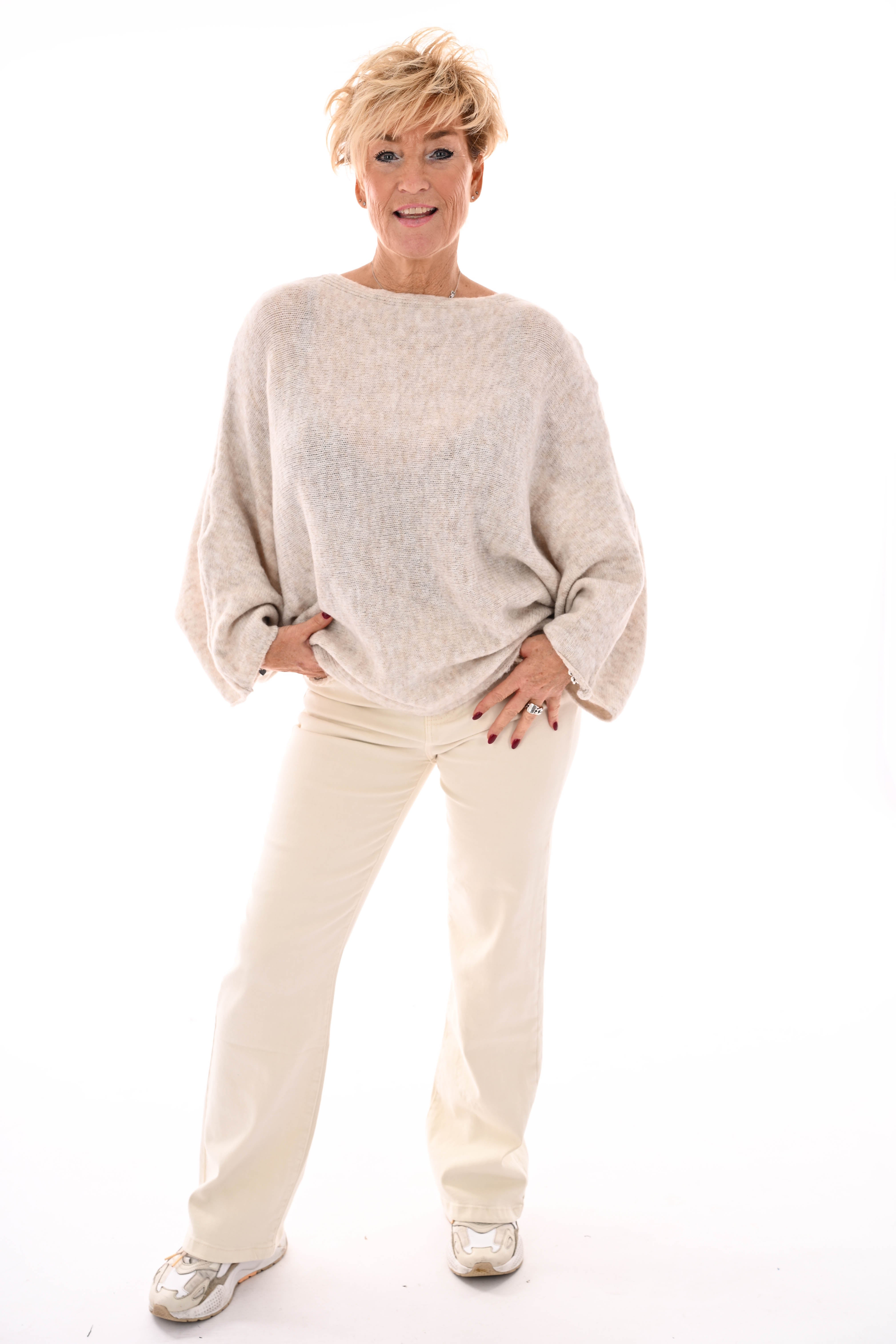 Fijn gebreide vleermuis trui uni beige