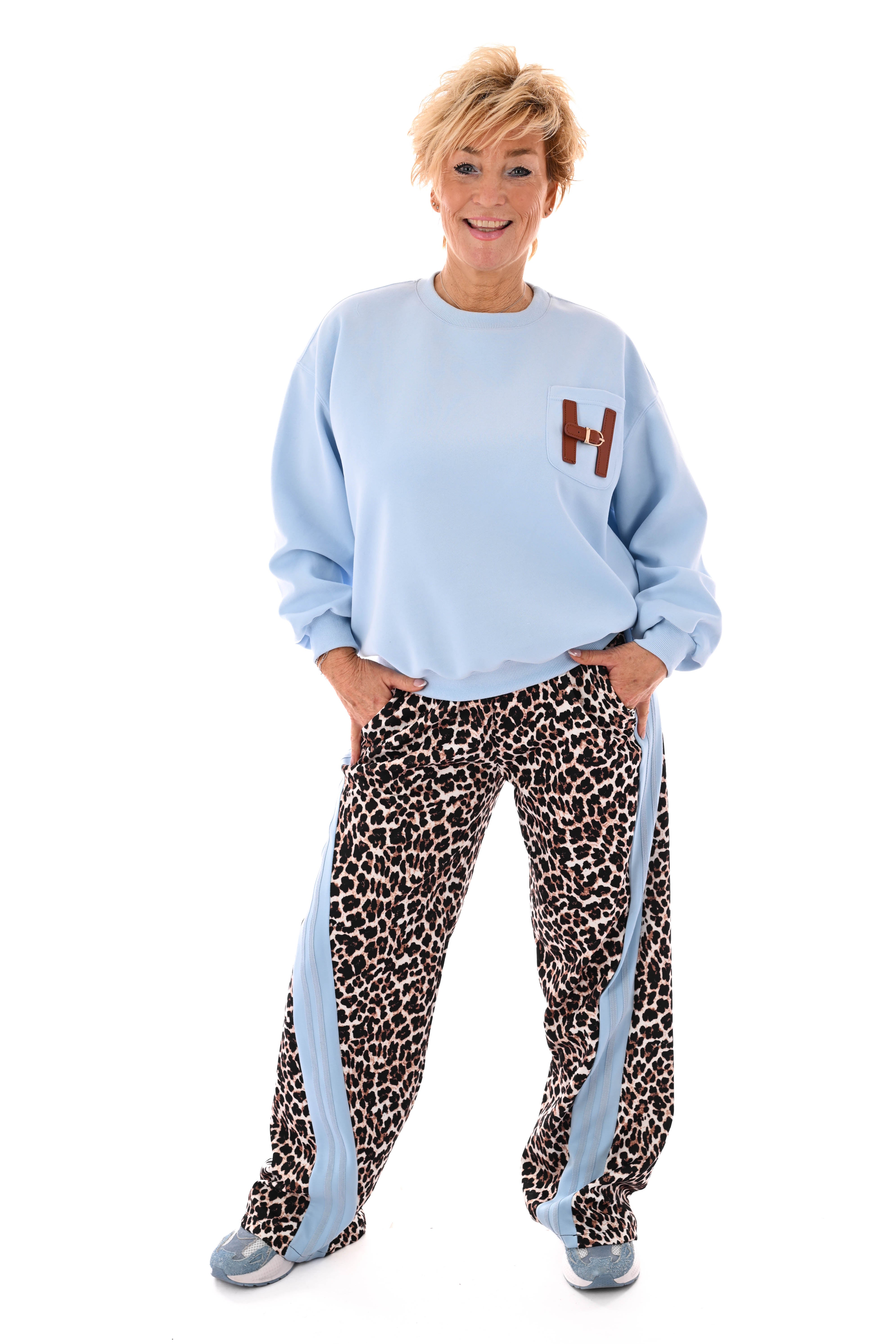 Wijde panterprint broek brede bies lichtblauw