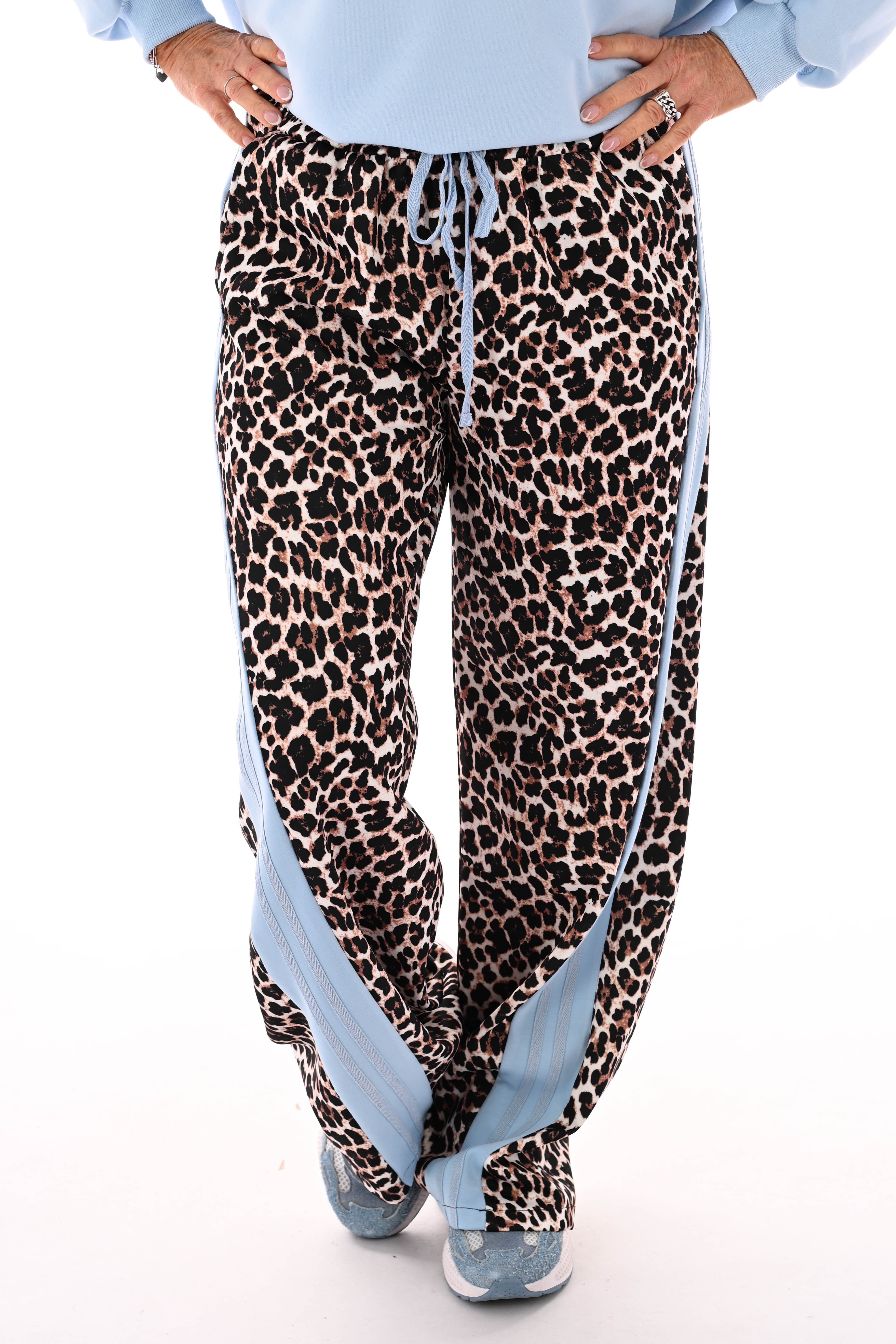 Wijde panterprint broek brede bies lichtblauw