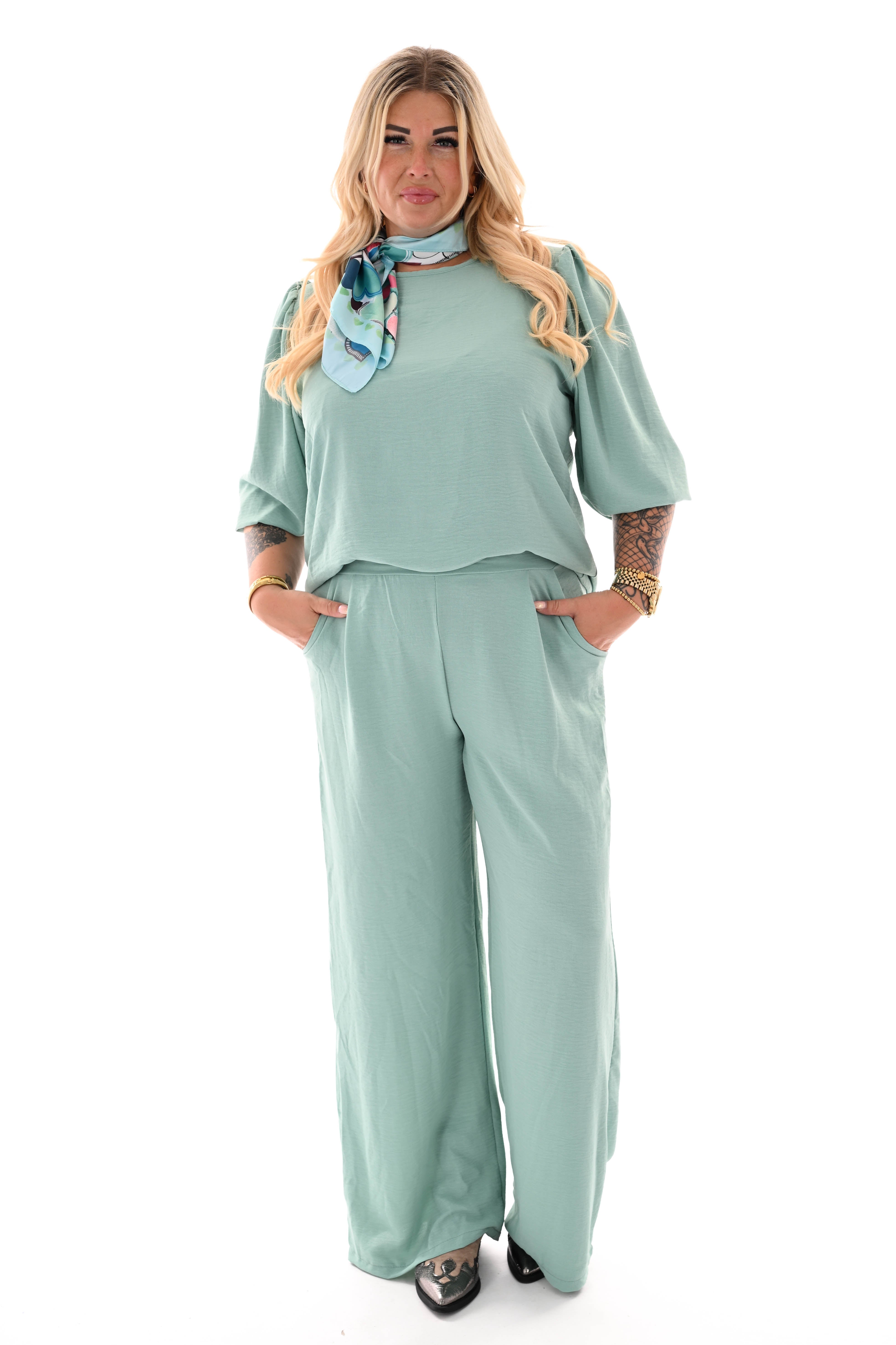 Tweedelig pak 3/4e pofmouwen uni lindegroen