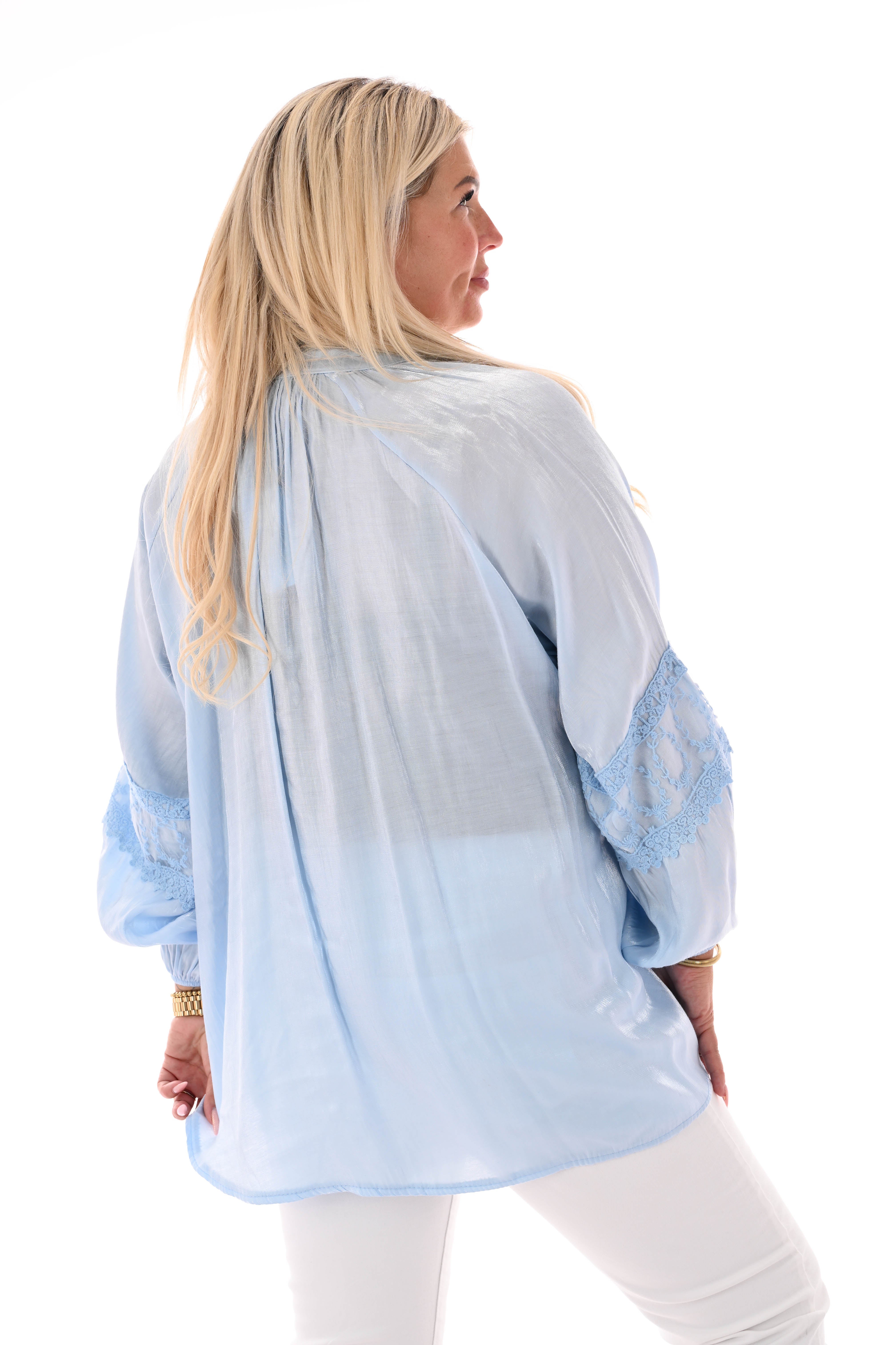 Silky blouse pofmouwen met broderie details lichtblauw