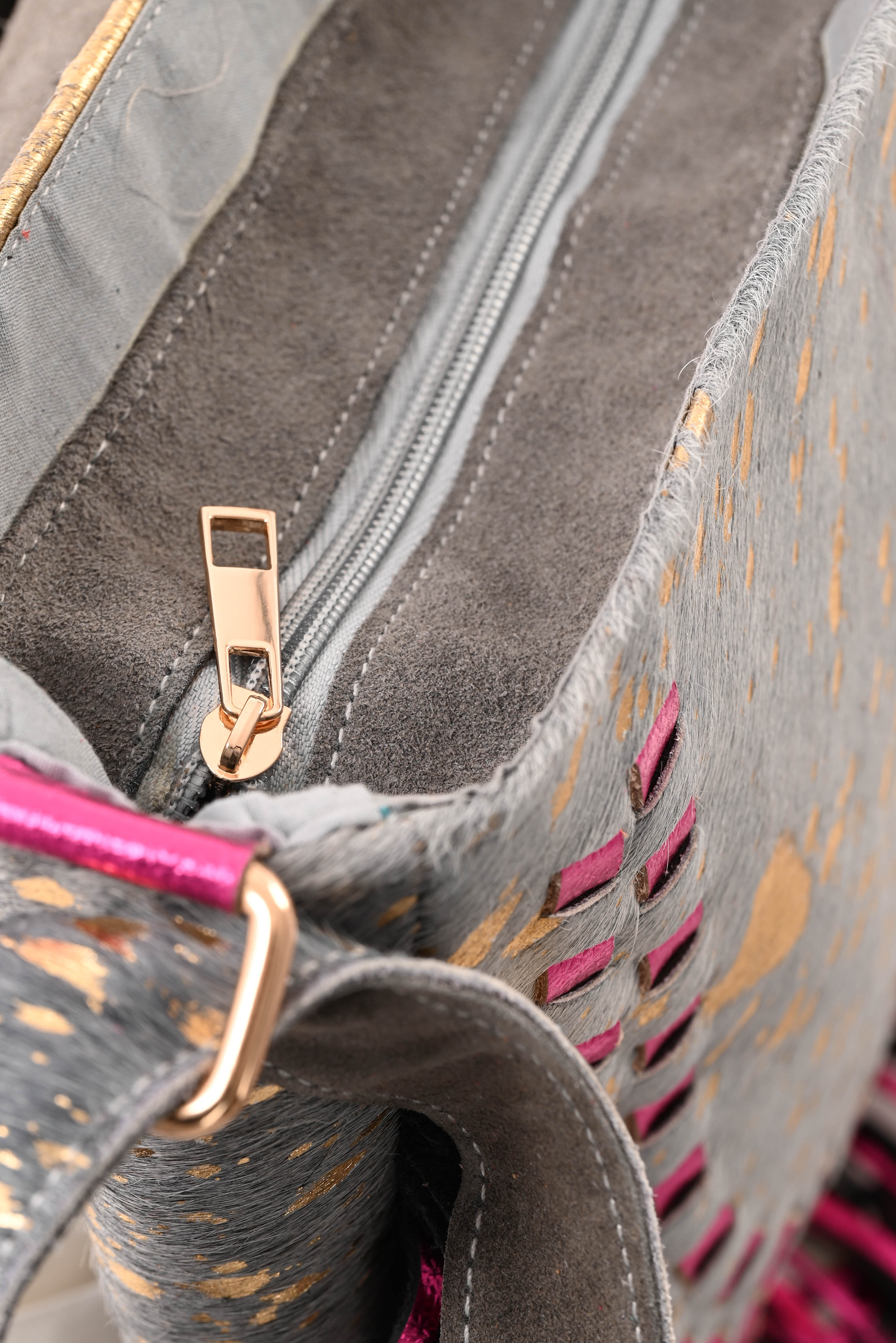 Ibiza stijl tas met franjes fuchsia/zwart