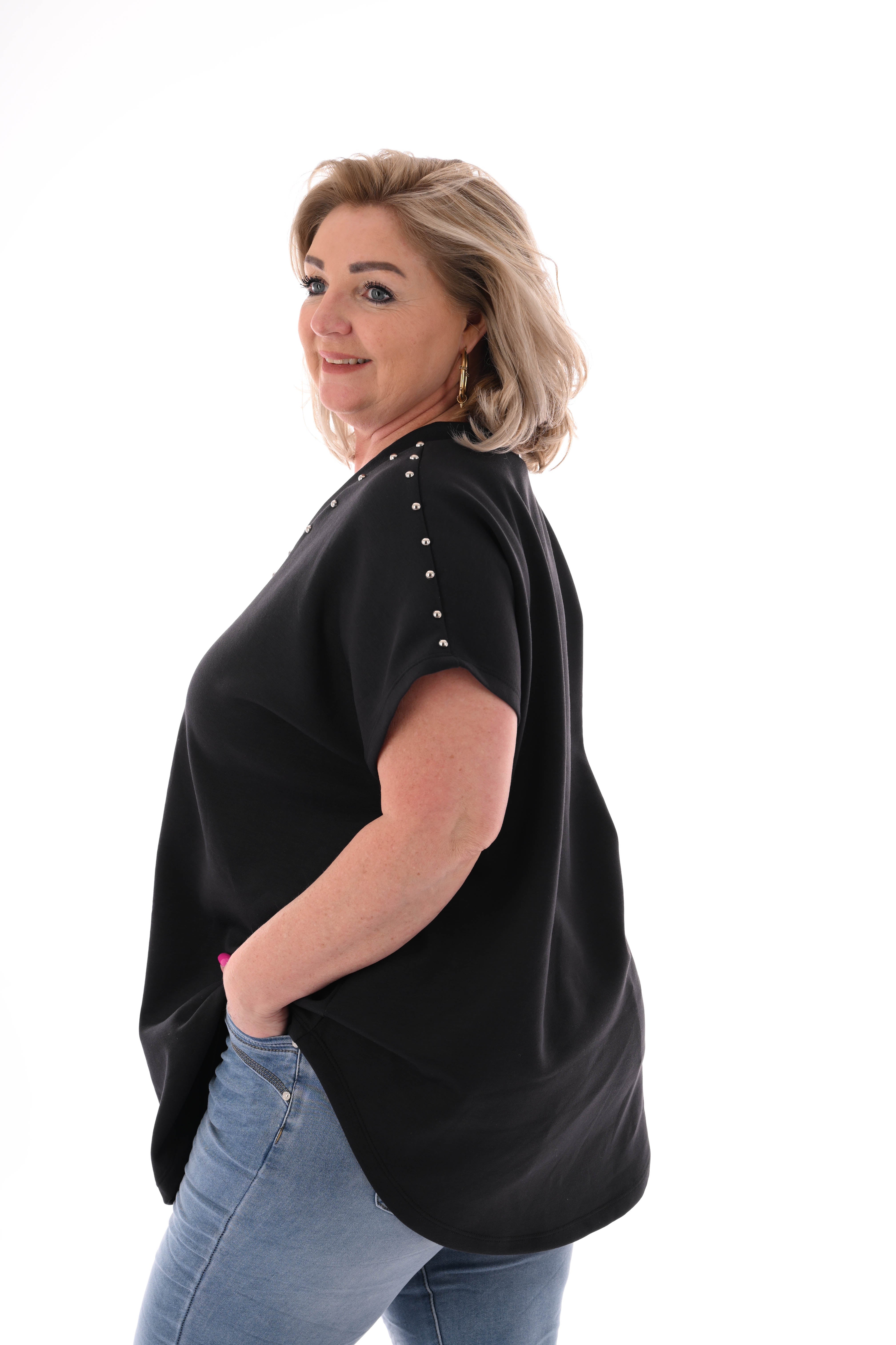 T-shirt v-hals met studs zwart